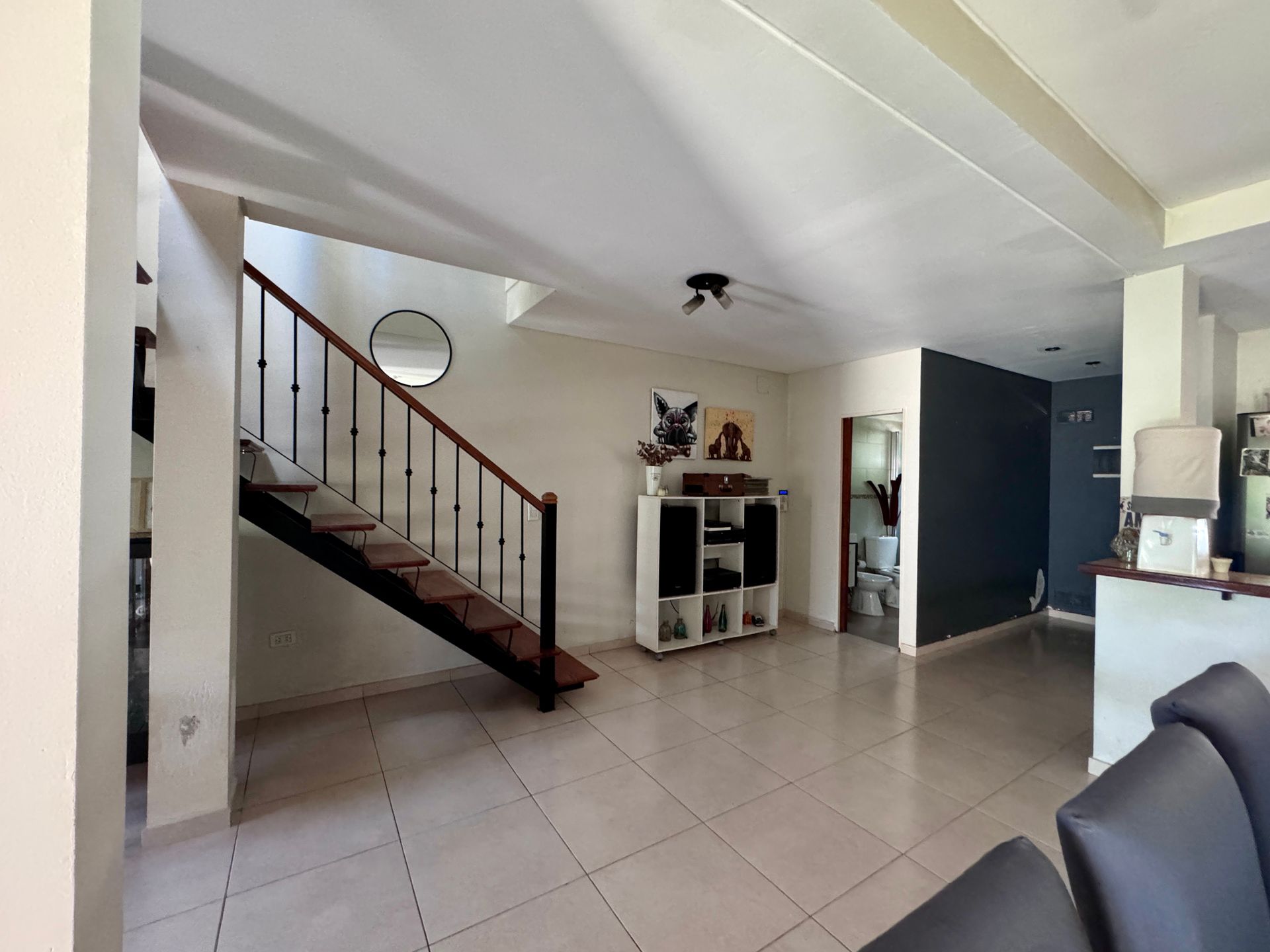 VENTA CASA 3 AMBIENTE CON PATIO Y COCHERA BURZACO - 2