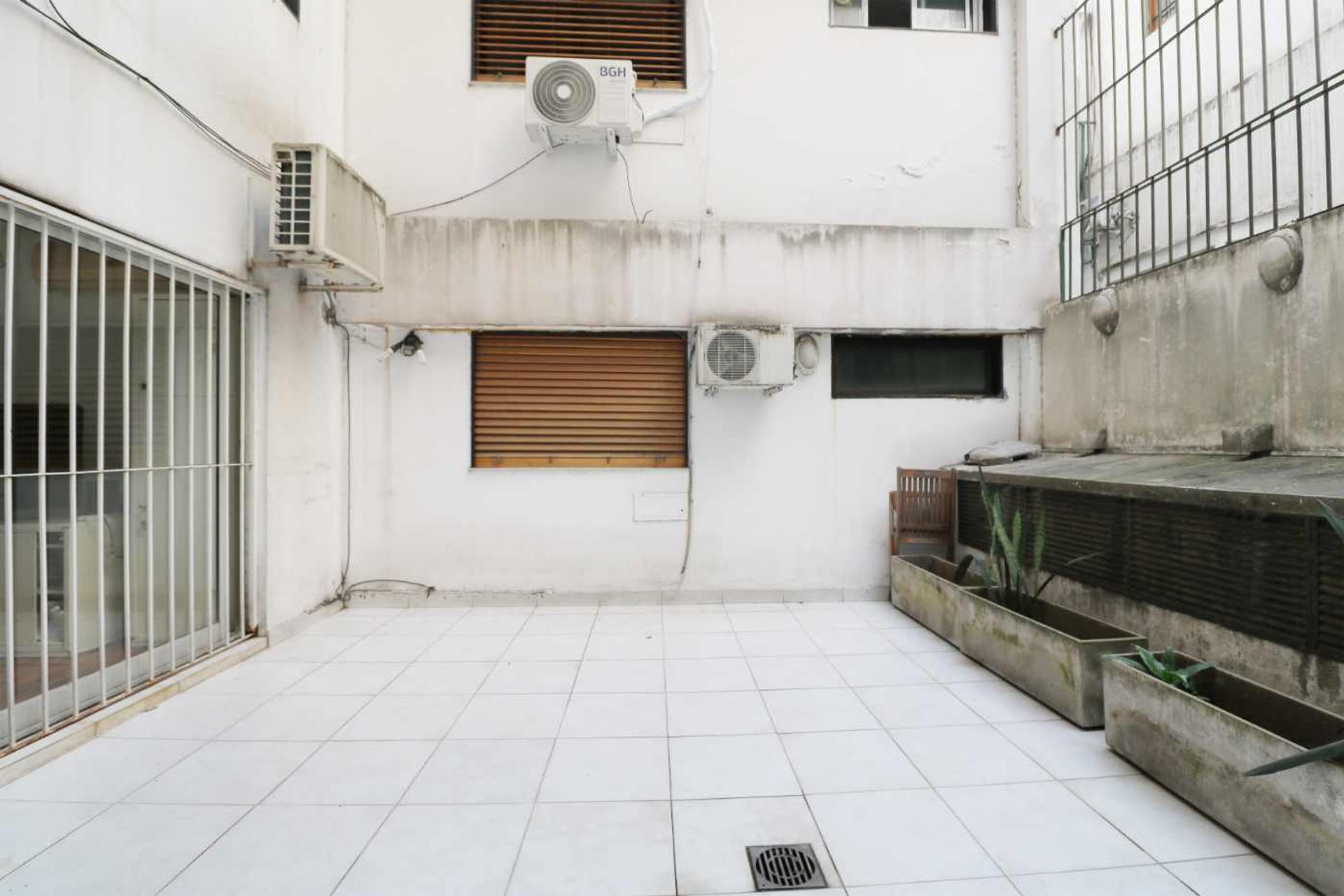 Venta piso 4 amb. con dep., patio y cochera — foto 4