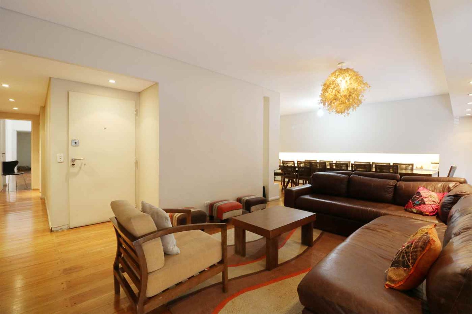 Venta piso 4 amb. con dep., patio y cochera