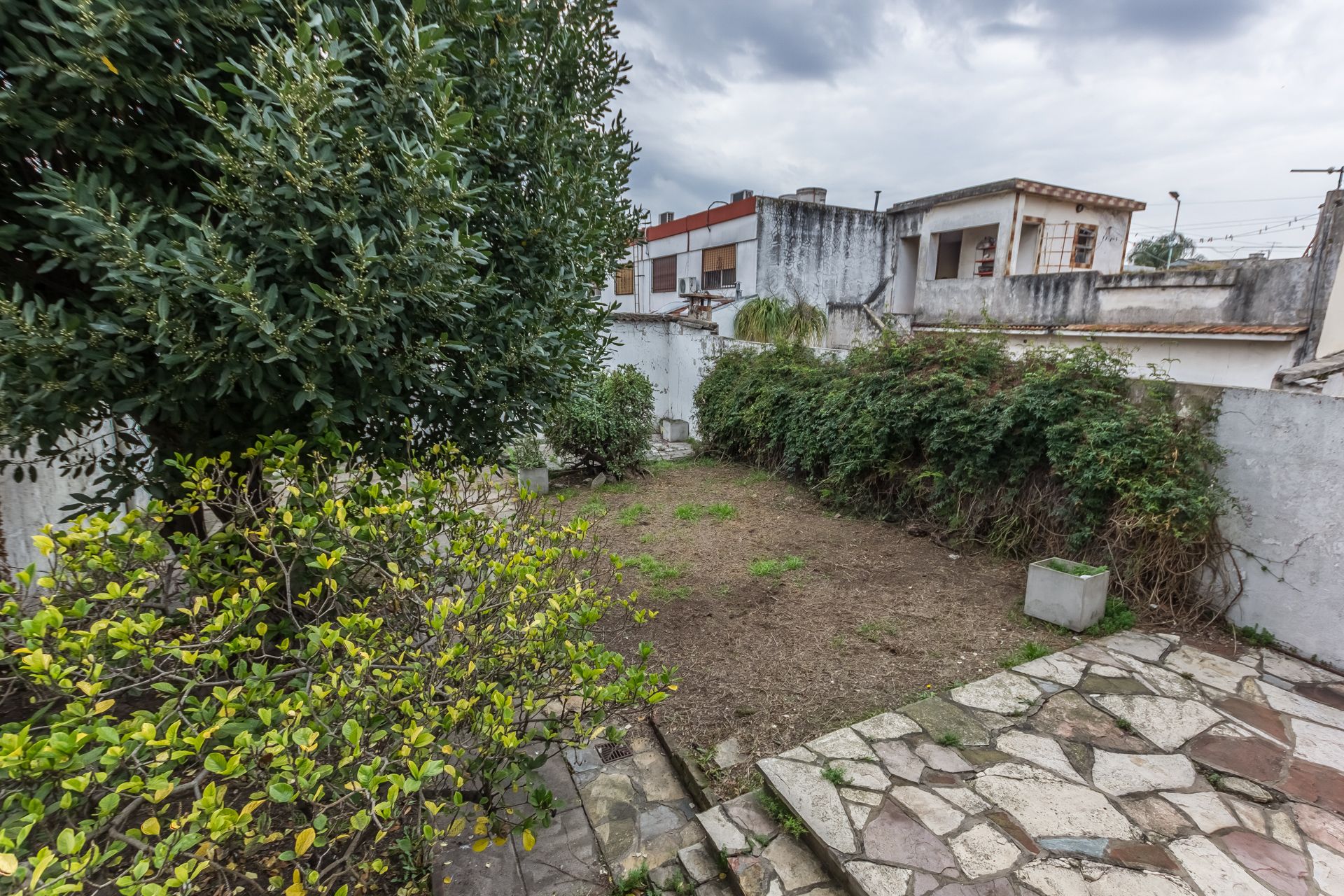 VENTA CASA 5AMBTES. JARD. 3COCHS. VILLA SARMIENTO — foto 3
