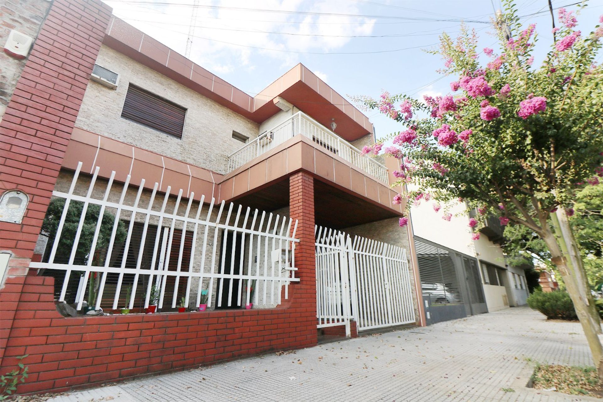 CASA LOTE PROPIO EN VENTA EN VERSALLES CON GARAGE - 2