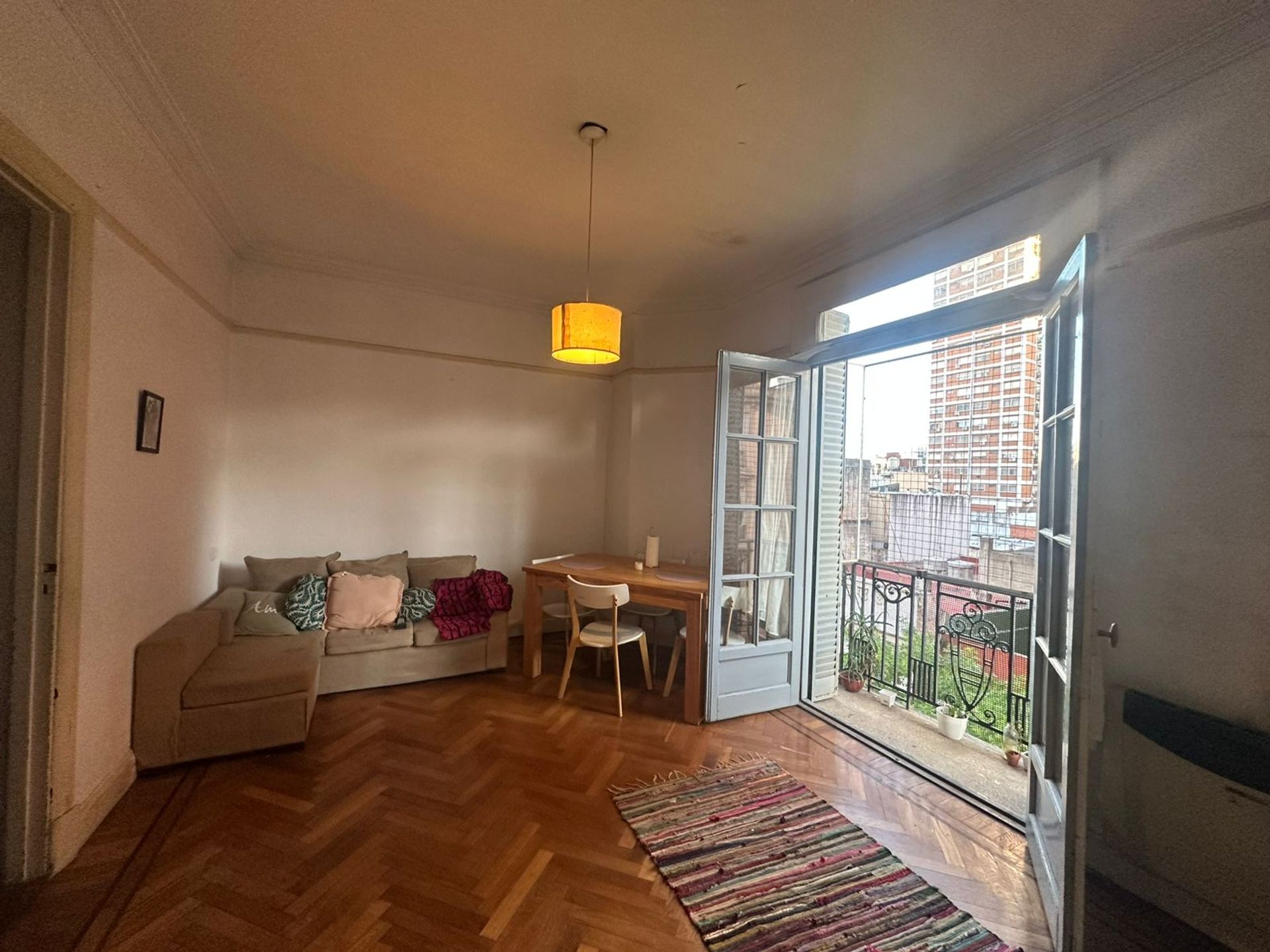 Venta de 4 ambientes con balcón - 1