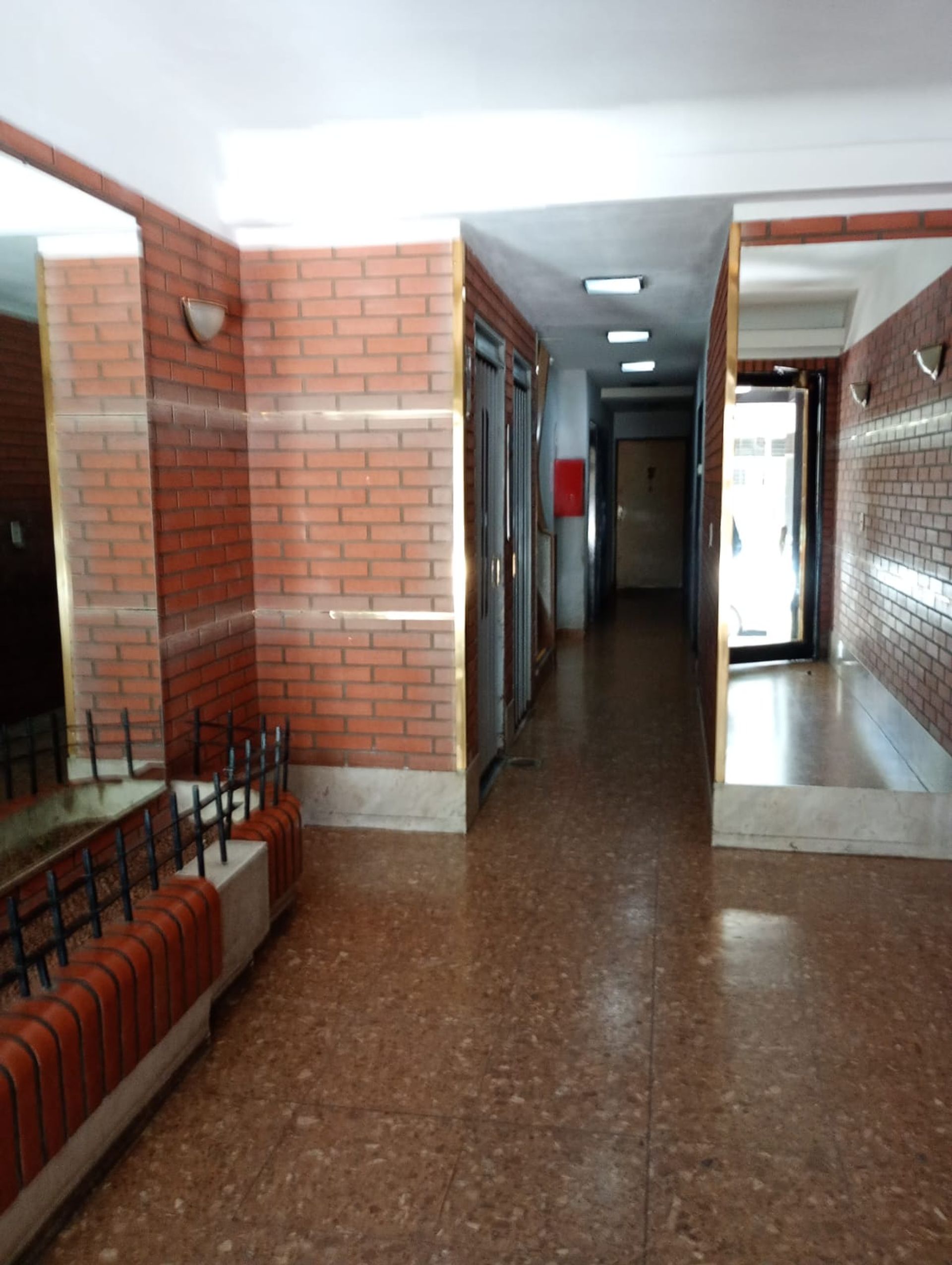 Dos ambientes ubicaci&oacute;n estrat&eacute;gica zona comercial - 2