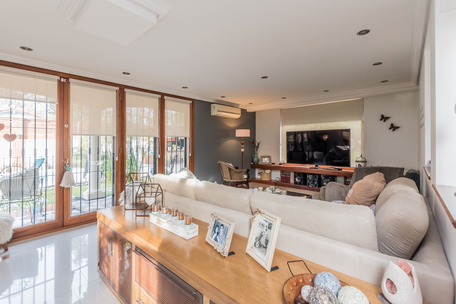 CASA ESTILO MINIMALISTA CON PILETA 5 AMB. C. EVITA - 10