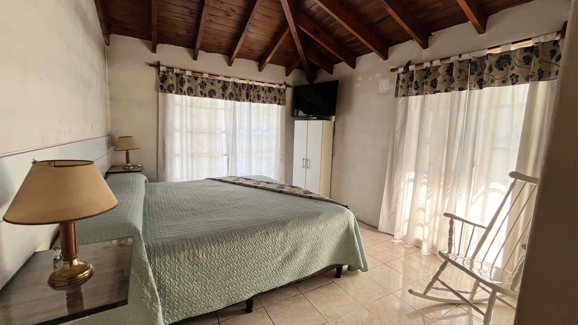 Venta casa 3 amb. con patio y jard&iacute;n Luis Guill&oacute;n - 11