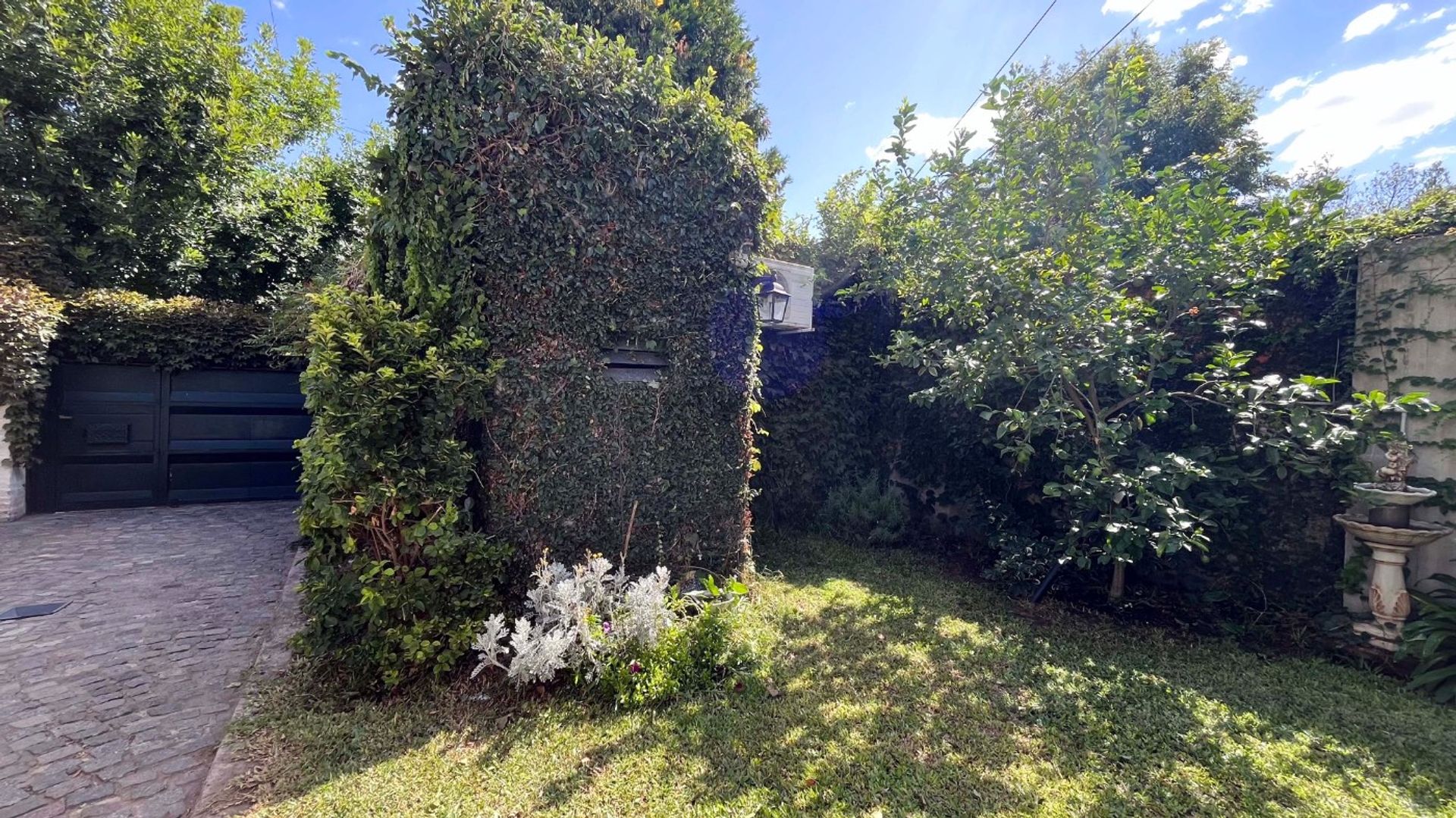Venta casa 3 amb. con patio y jard&iacute;n Luis Guill&oacute;n - 4