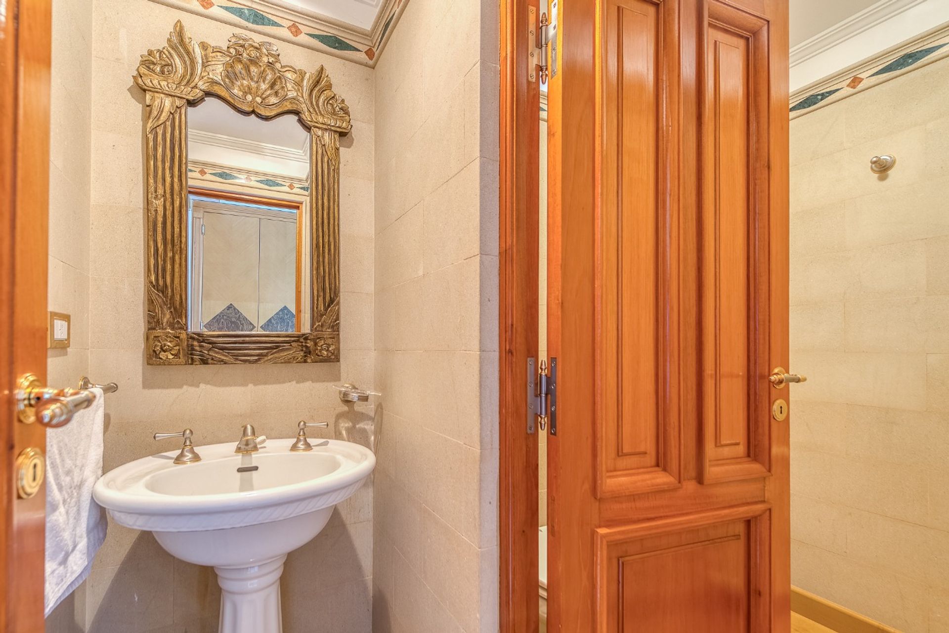 CASA 6 AMBIENTES CON COCHERA-PISCINA- SAINT THOMAS - 7