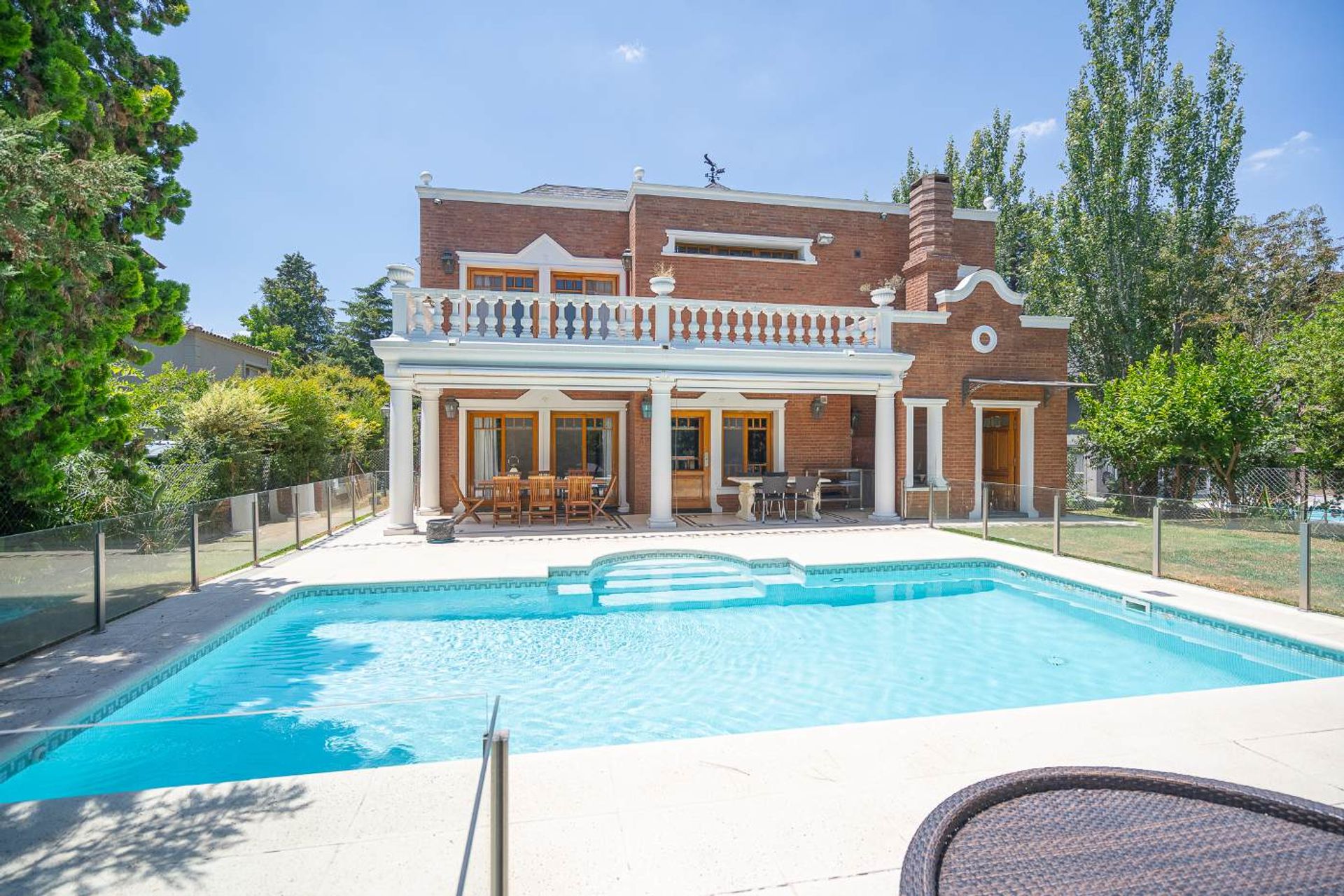 CASA 6 AMBIENTES CON COCHERA-PISCINA- SAINT THOMAS - 2