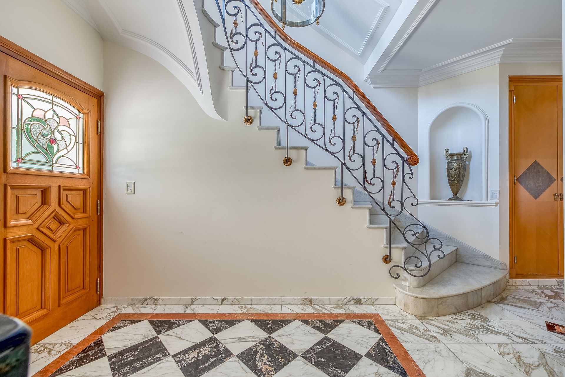 CASA 6 AMBIENTES CON COCHERA-PISCINA- SAINT THOMAS - 3