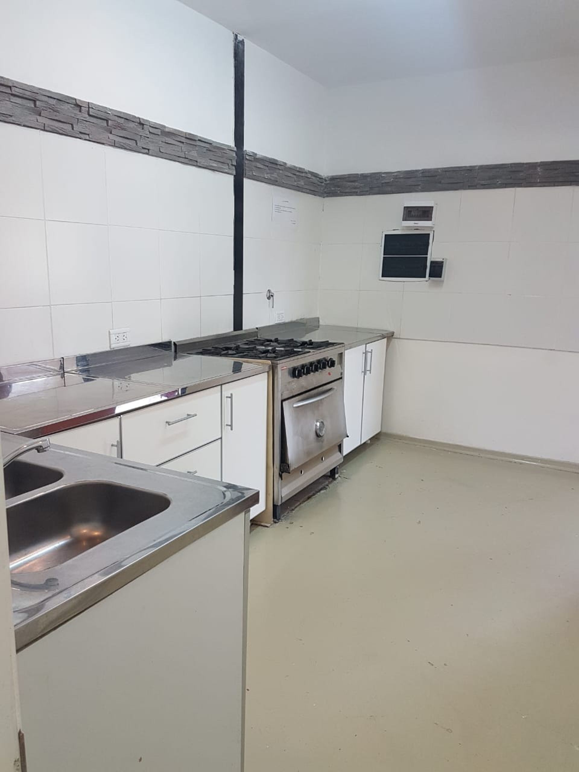 VENTA SALON COMERCIAL, LA HERRADURA, PLOTTIER - 9