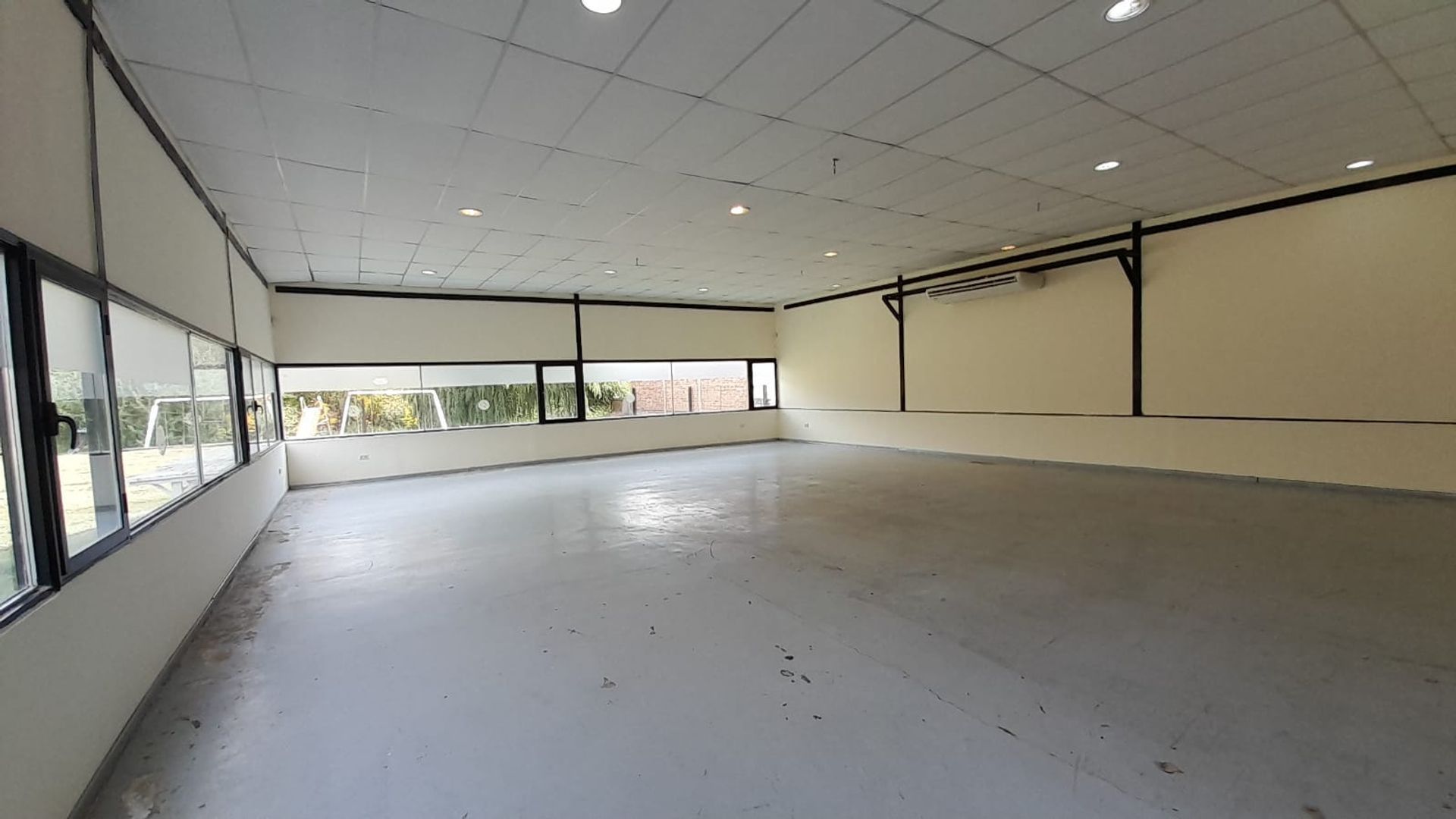 VENTA SALON COMERCIAL, LA HERRADURA, PLOTTIER - 2