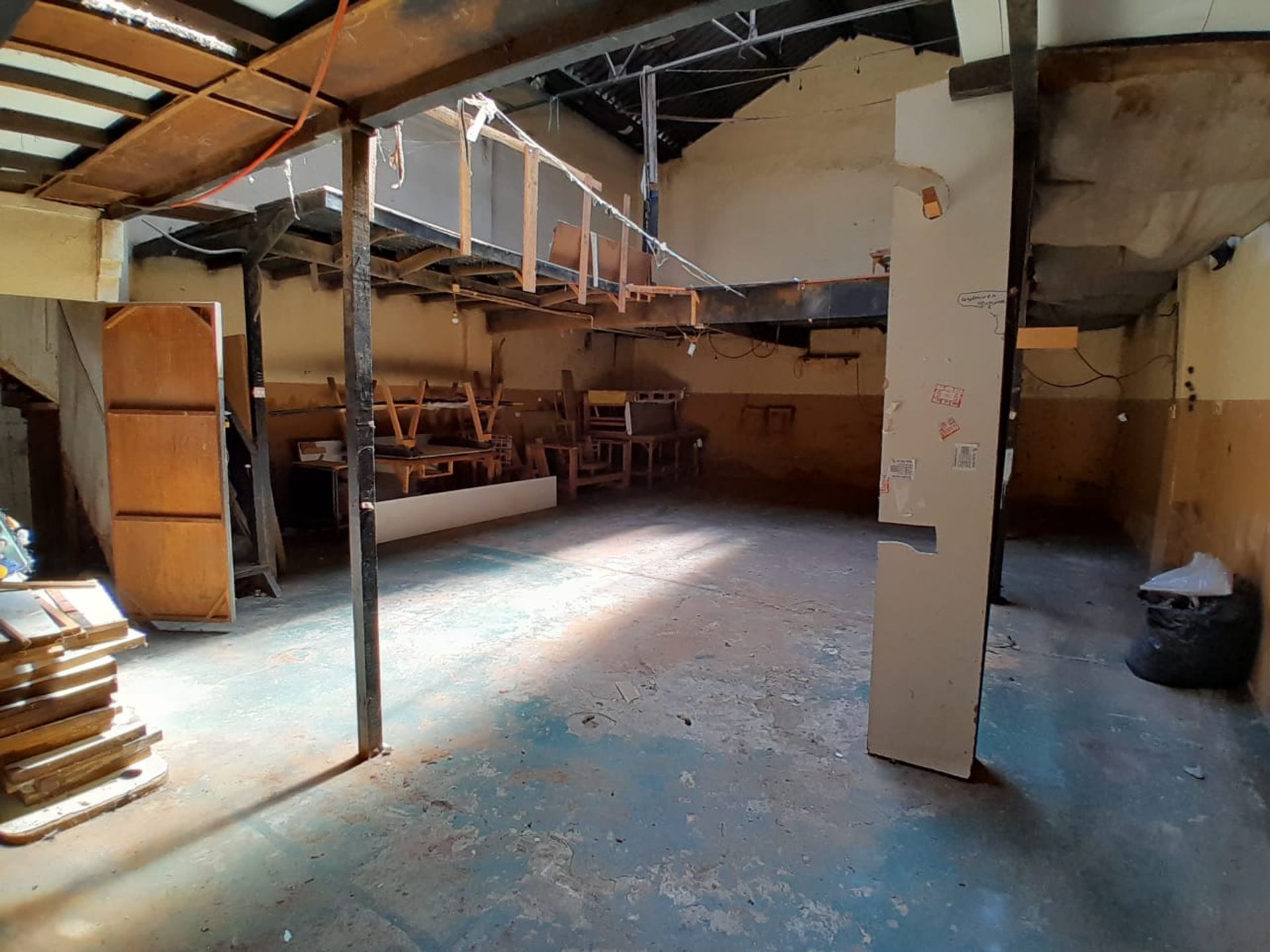 VENTA DEPOSITO Y CASA DE 6 AMBIENTES EN POMPEYA - 4