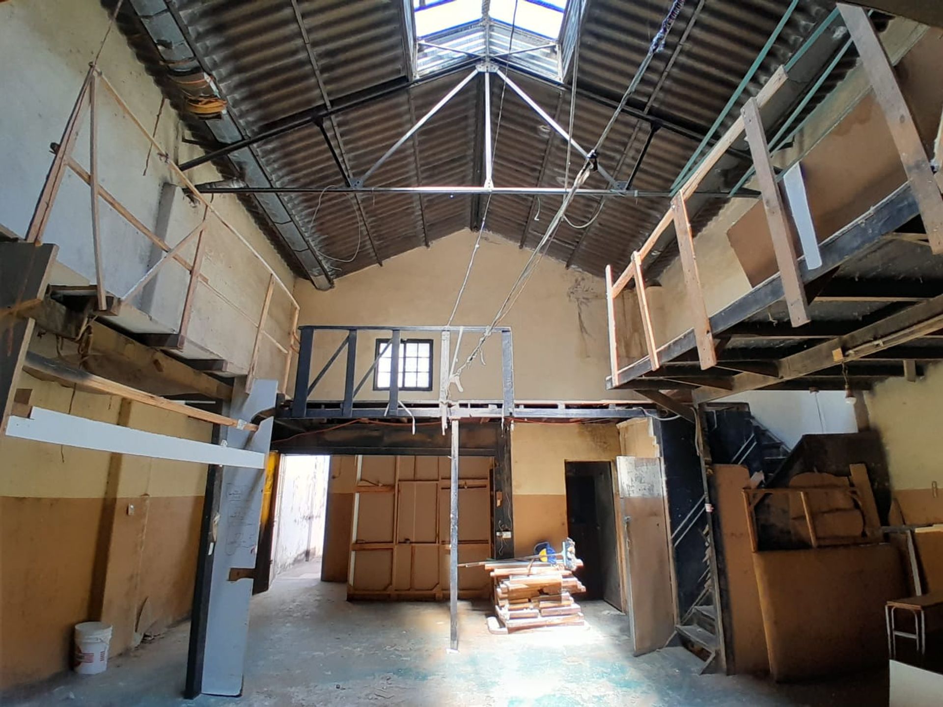 VENTA DEPOSITO Y CASA DE 6 AMBIENTES EN POMPEYA - 3