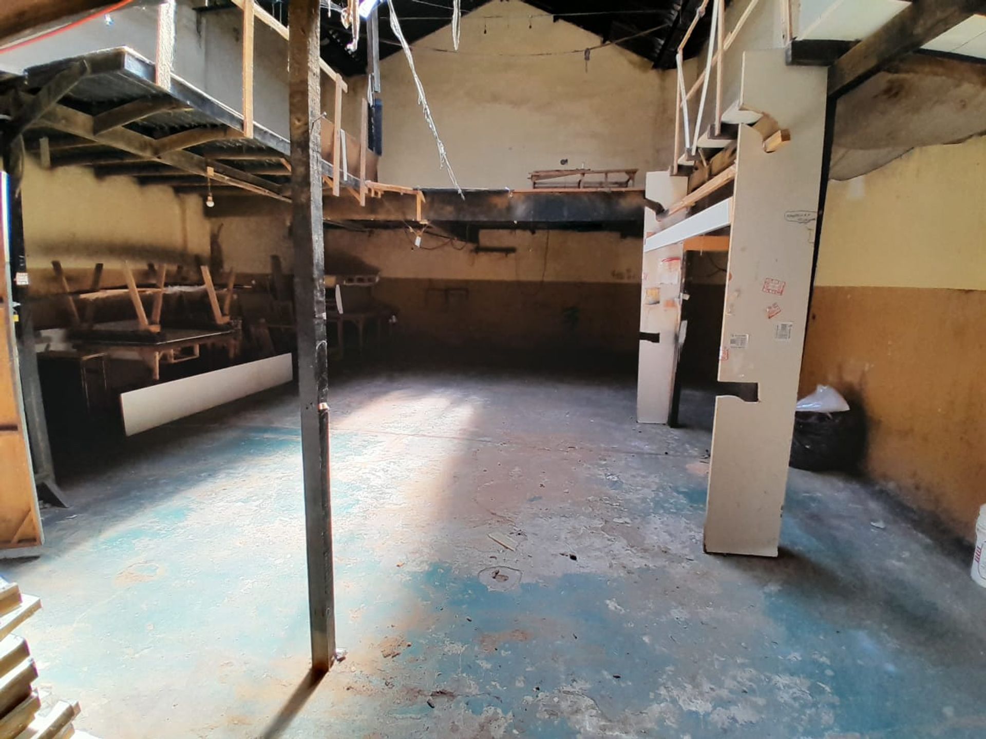 VENTA DEPOSITO Y CASA DE 6 AMBIENTES EN POMPEYA - 2