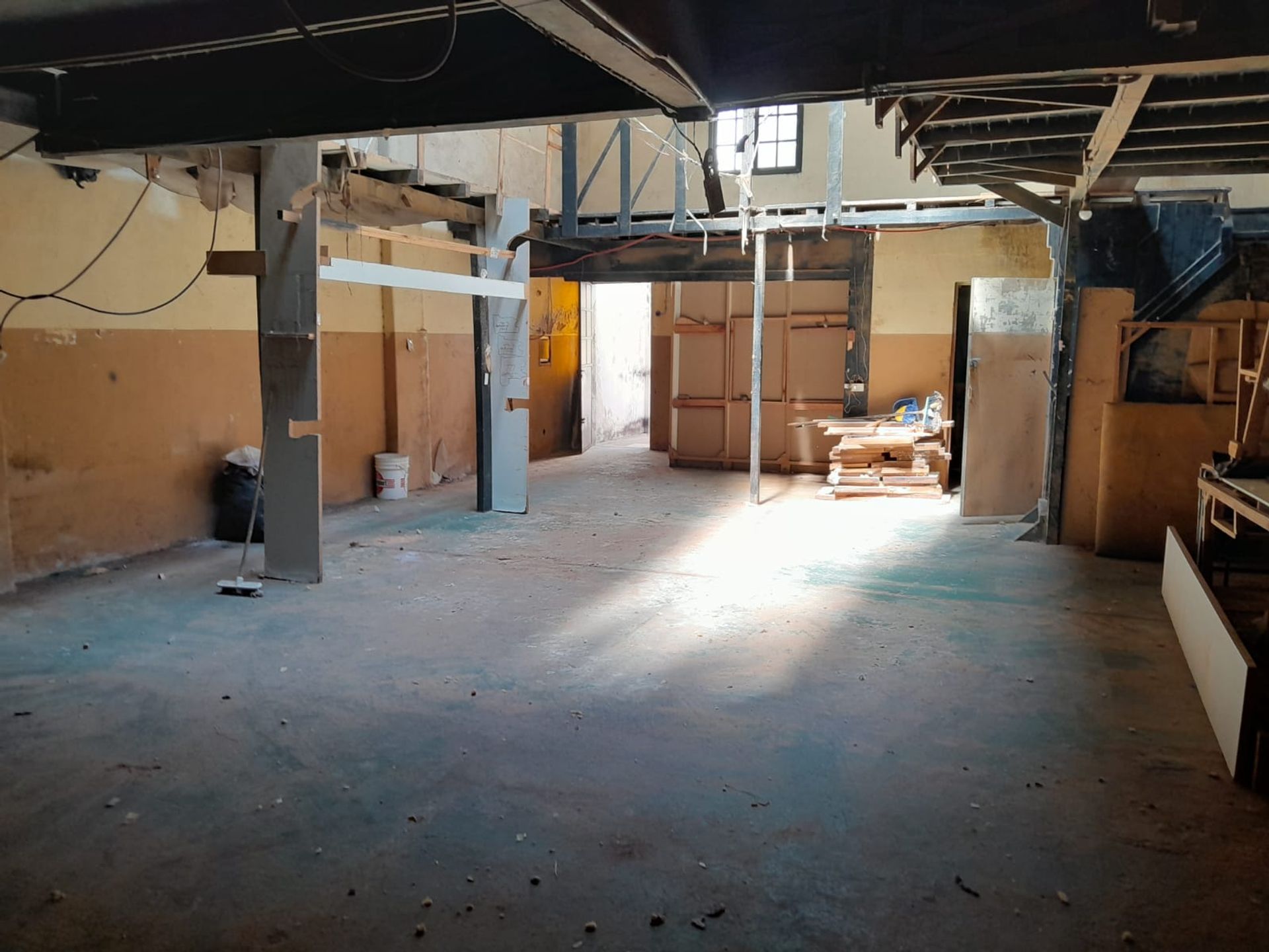 VENTA DEPOSITO Y CASA DE 6 AMBIENTES EN POMPEYA - 1