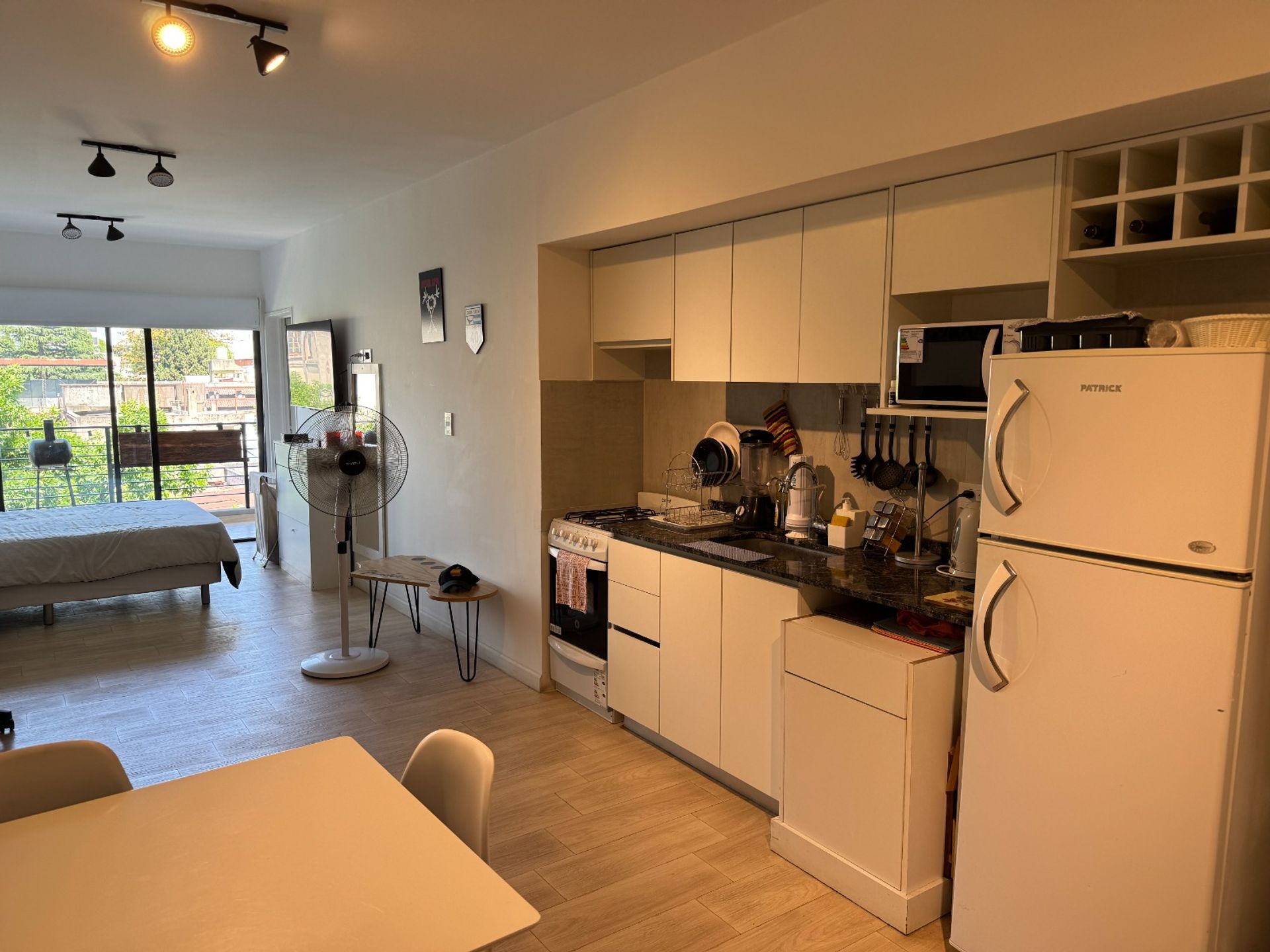 Alquiler monoambiente 40 mts  c/balcón vista abierta Flores, como nuevo — foto 3