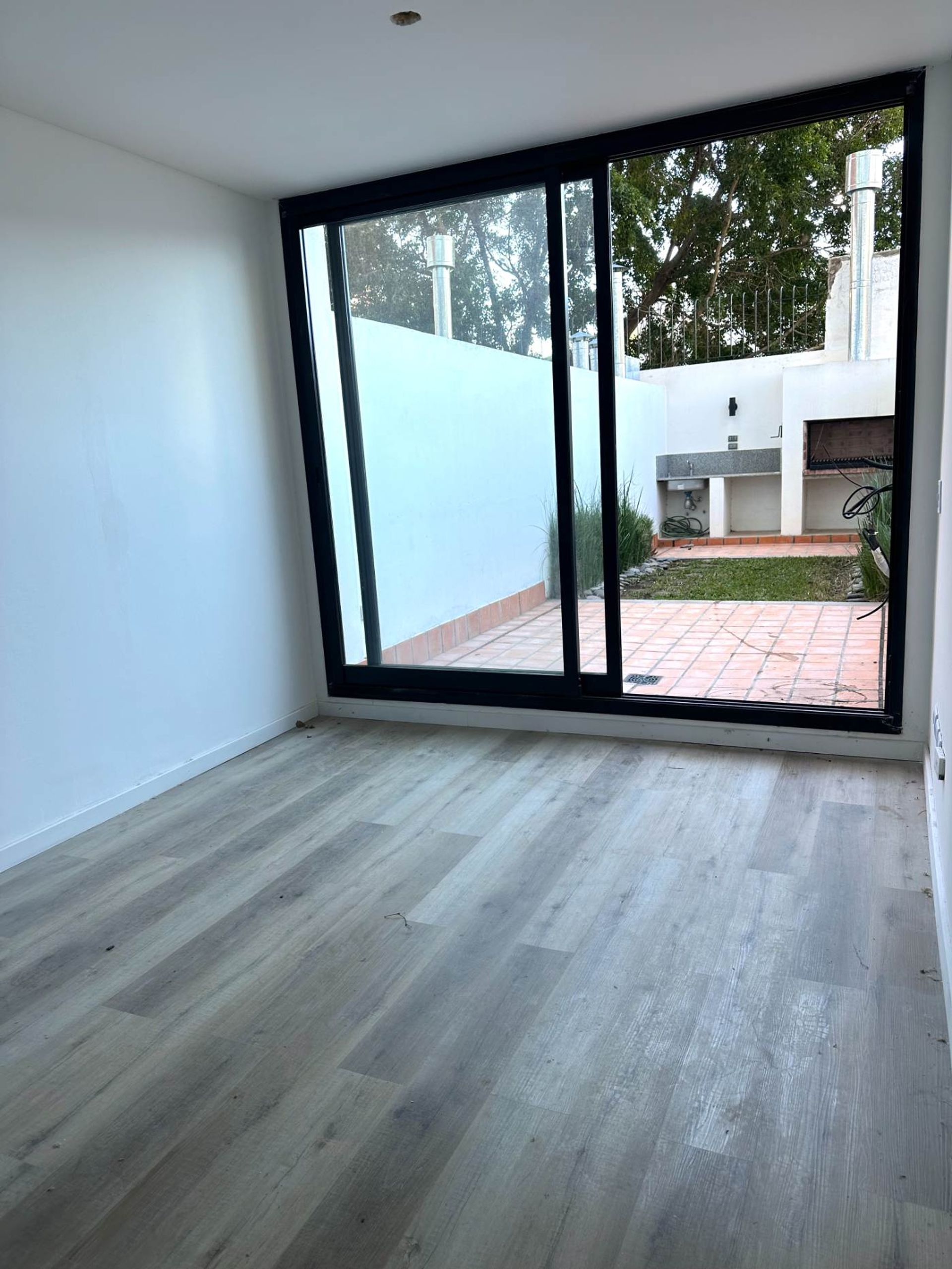 VENTA DUPLEX 2AMB CON JARDIN Y PARRILLA. AMENITIES — foto 2