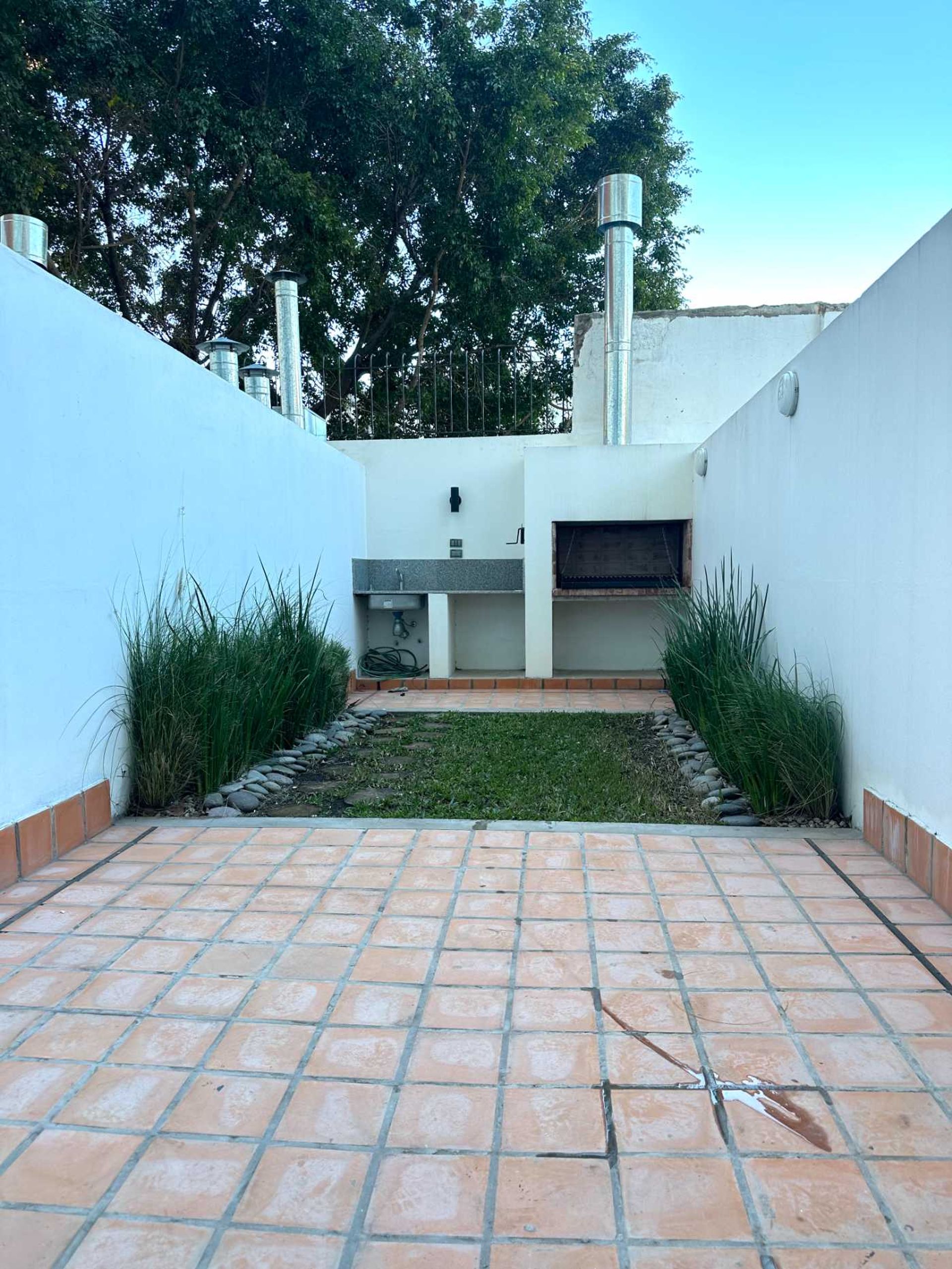 VENTA DUPLEX 2AMB CON JARDIN Y PARRILLA. AMENITIES