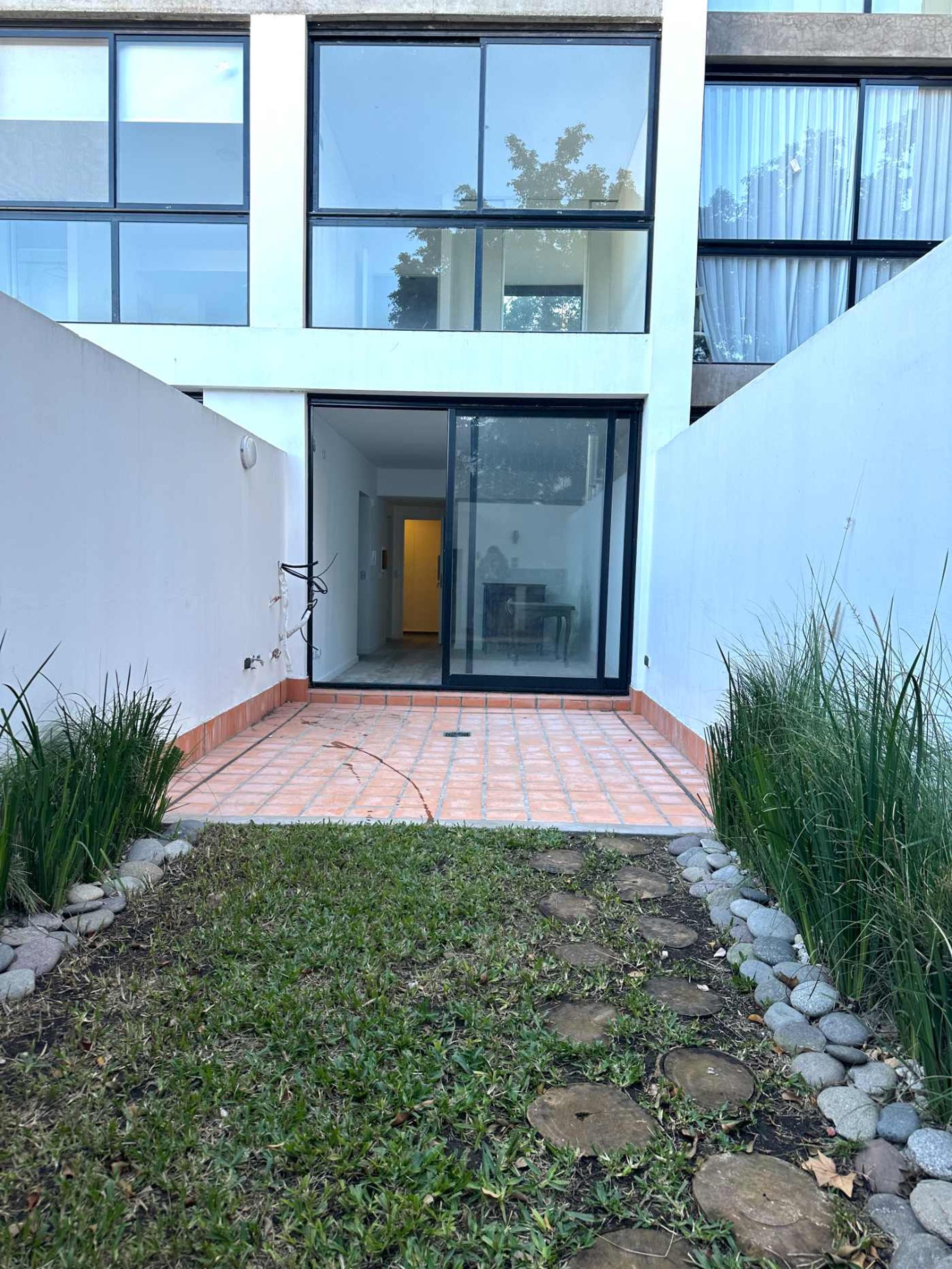 VENTA DUPLEX 2AMB CON JARDIN Y PARRILLA. AMENITIES — foto 3