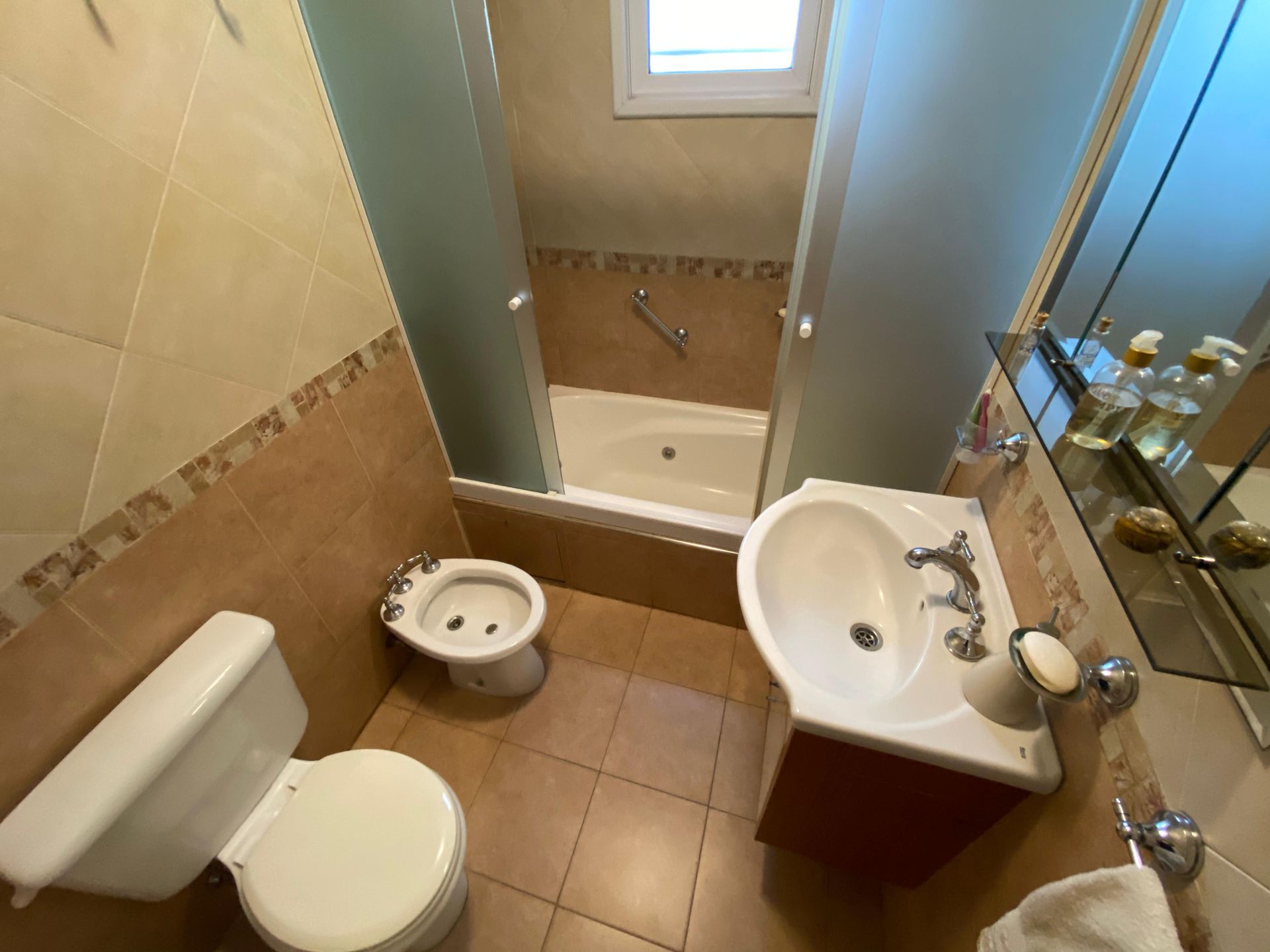 CASA 4 AMBIENTES VENTA MOR&Oacute;N QUINCHO COCHERA - 9