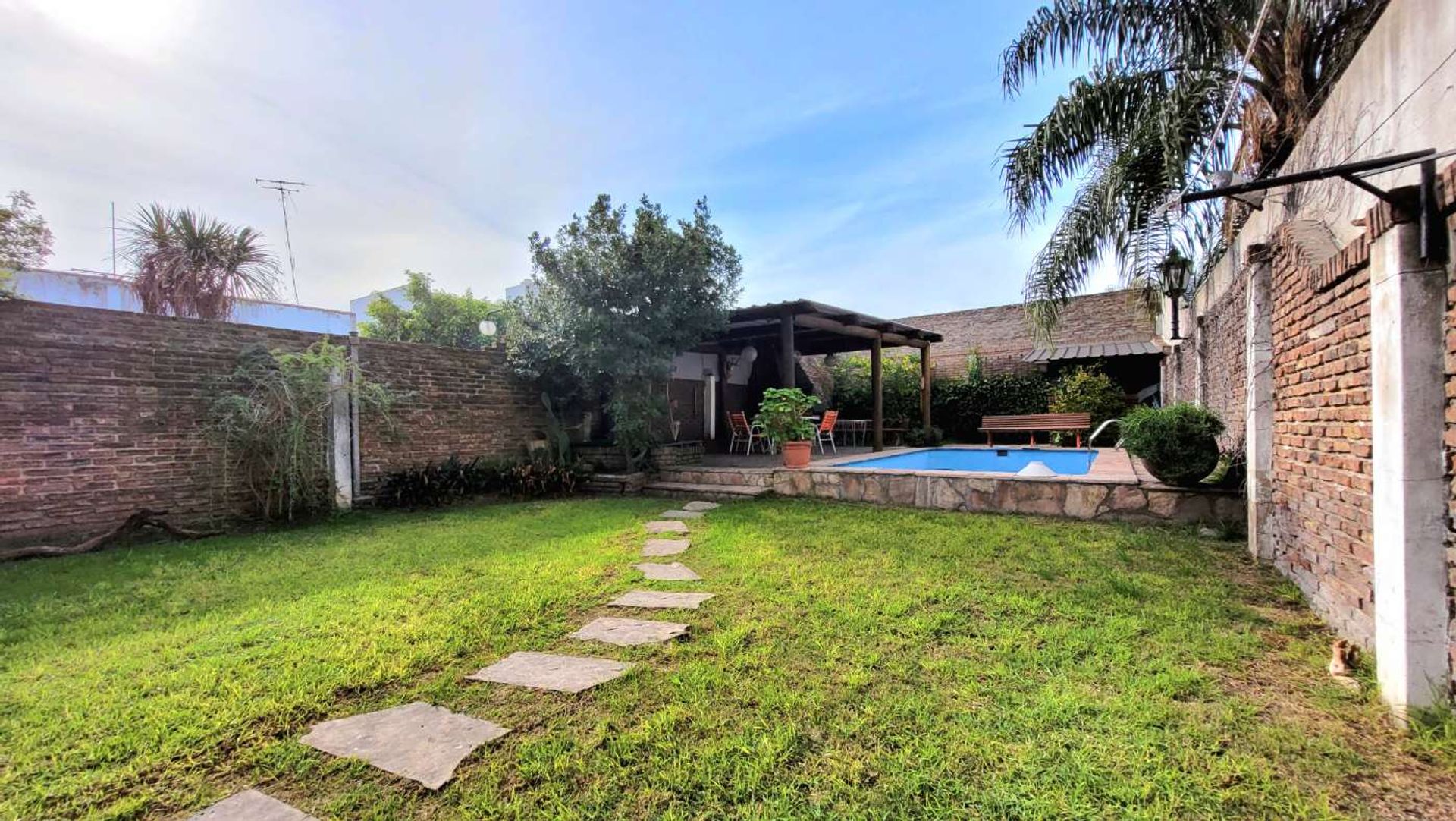Venta Casa 4 dorm. Castelar Norte Parque y Pileta - 3