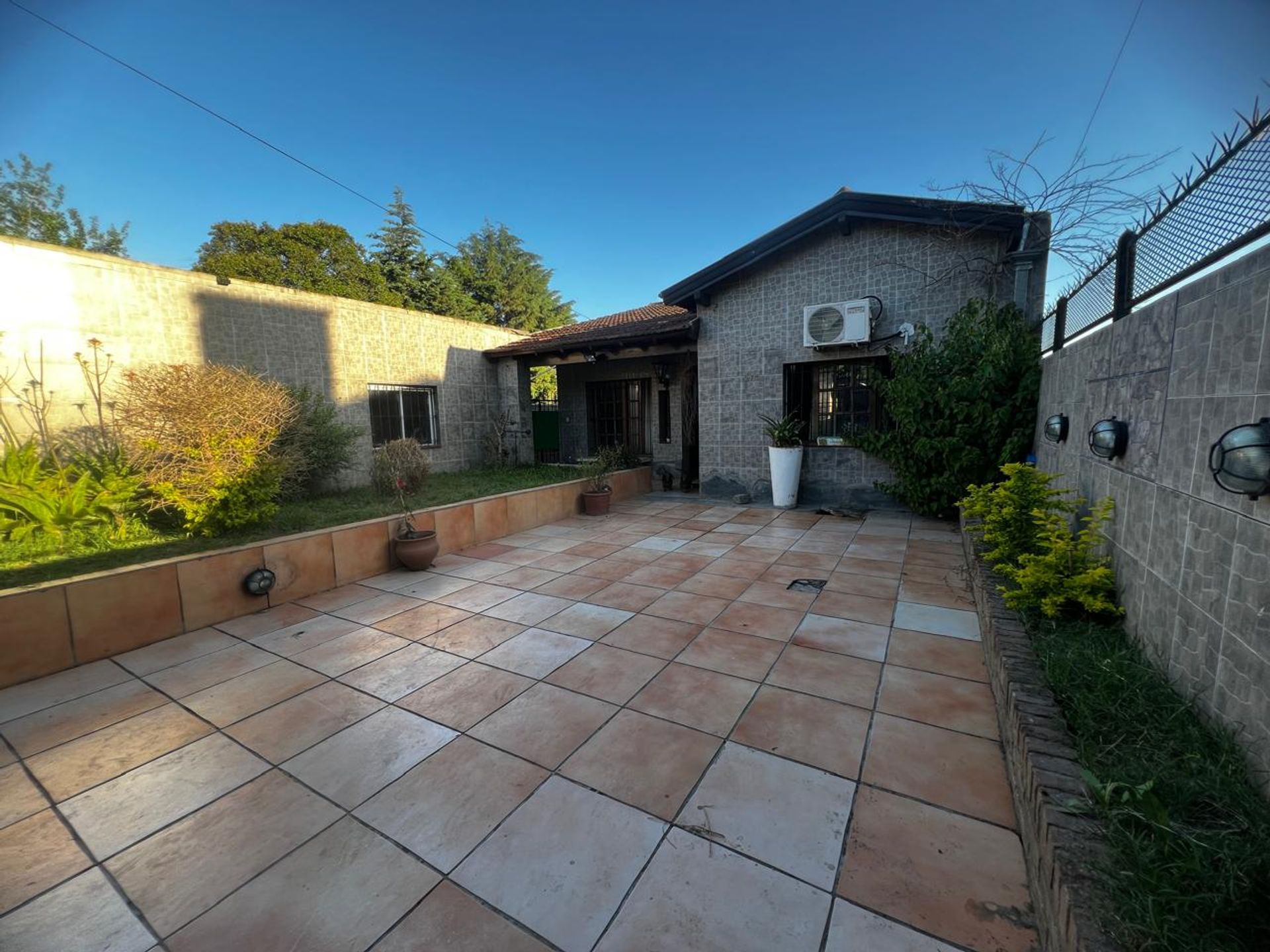 CASA 5 AMBIENTES VENTA CON PILETA, QUINCHO, GARAJE - 12