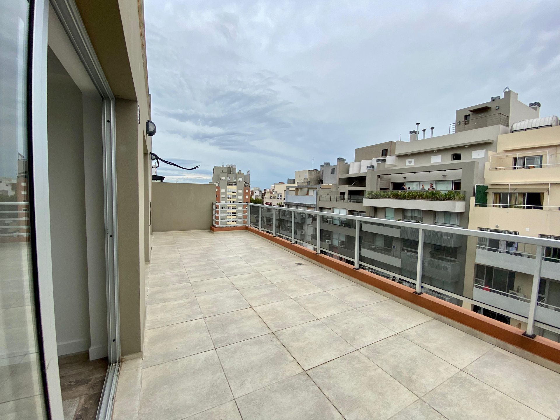 Semipiso Excelente de 4 Ambientes c/balc&oacute;n terraza - 6