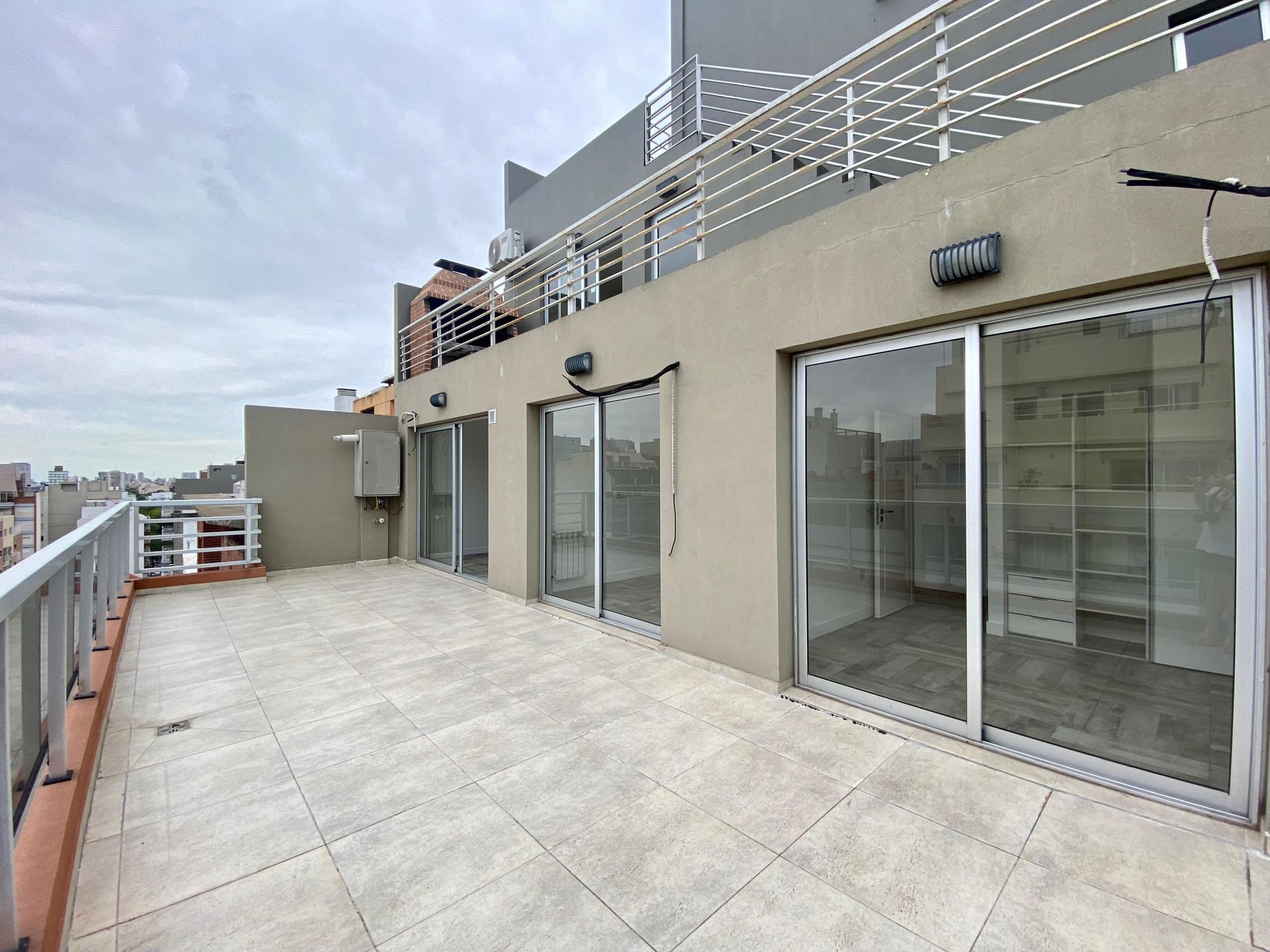Semipiso Excelente de 4 Ambientes c/balc&oacute;n terraza - 9