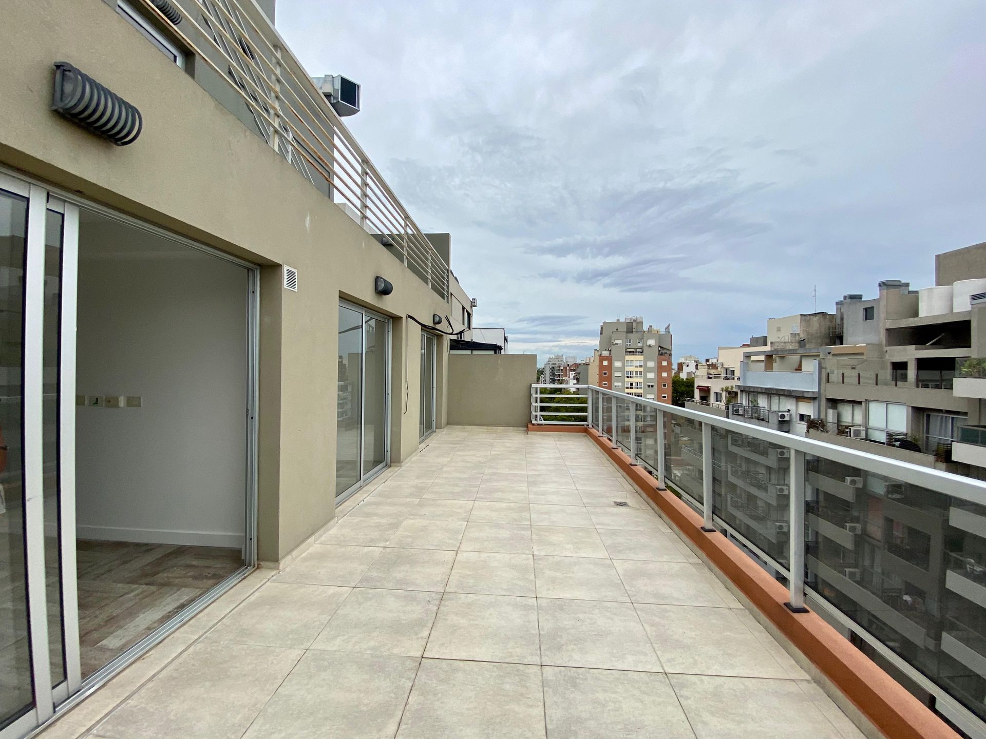 Semipiso Excelente de 4 Ambientes c/balc&oacute;n terraza - 7