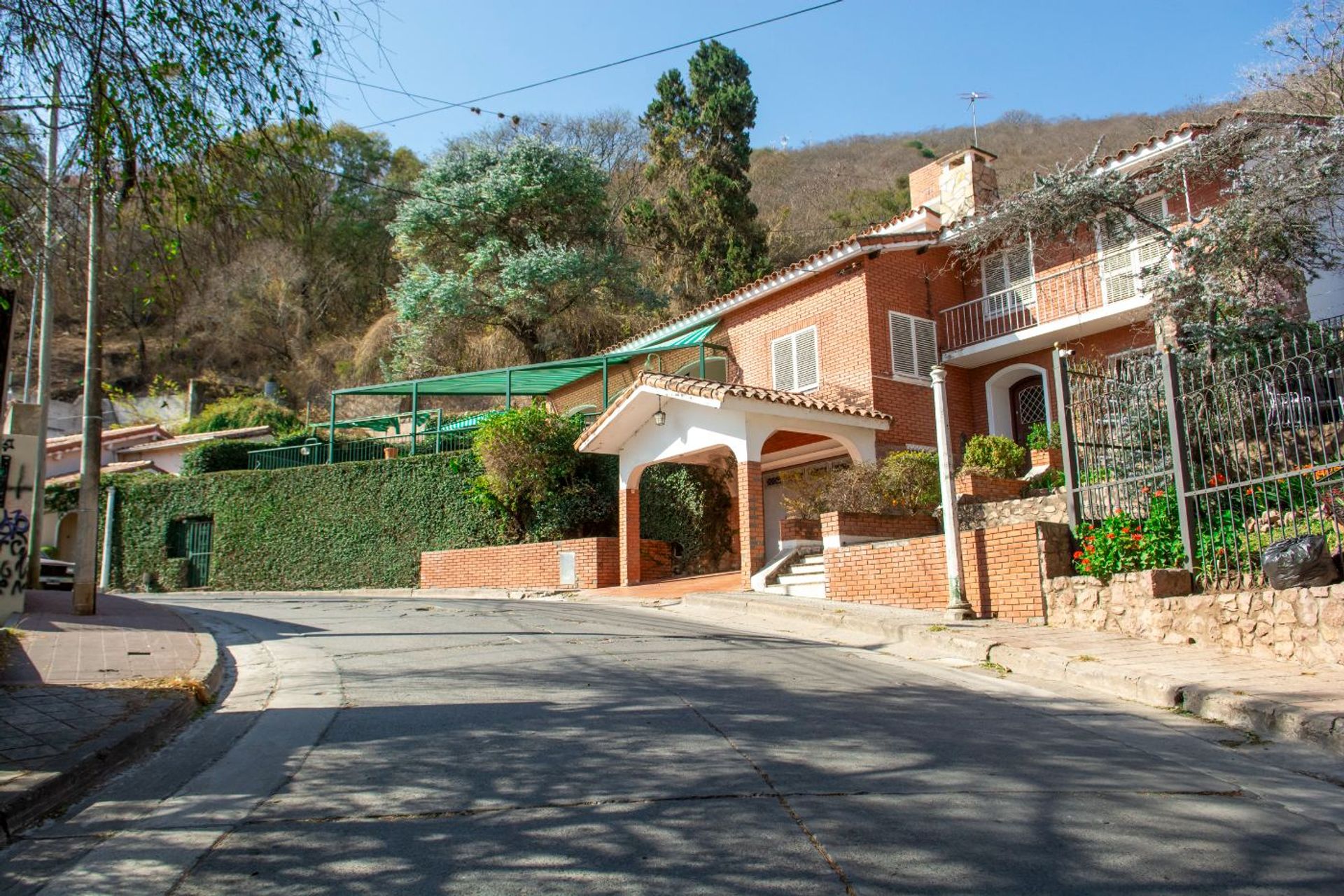 CASA 3 DORMITORIOS VENTA ZONA MONUMENTO CON PILETA — foto 3