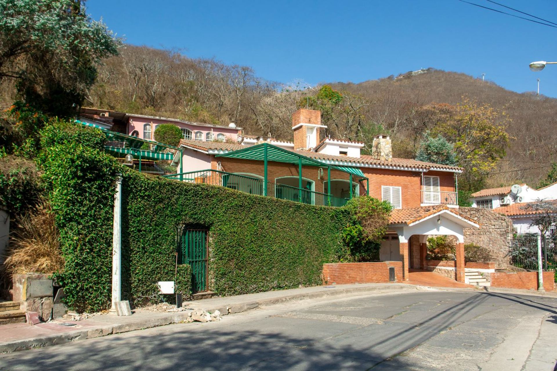CASA 3 DORMITORIOS VENTA ZONA MONUMENTO CON PILETA — foto 2