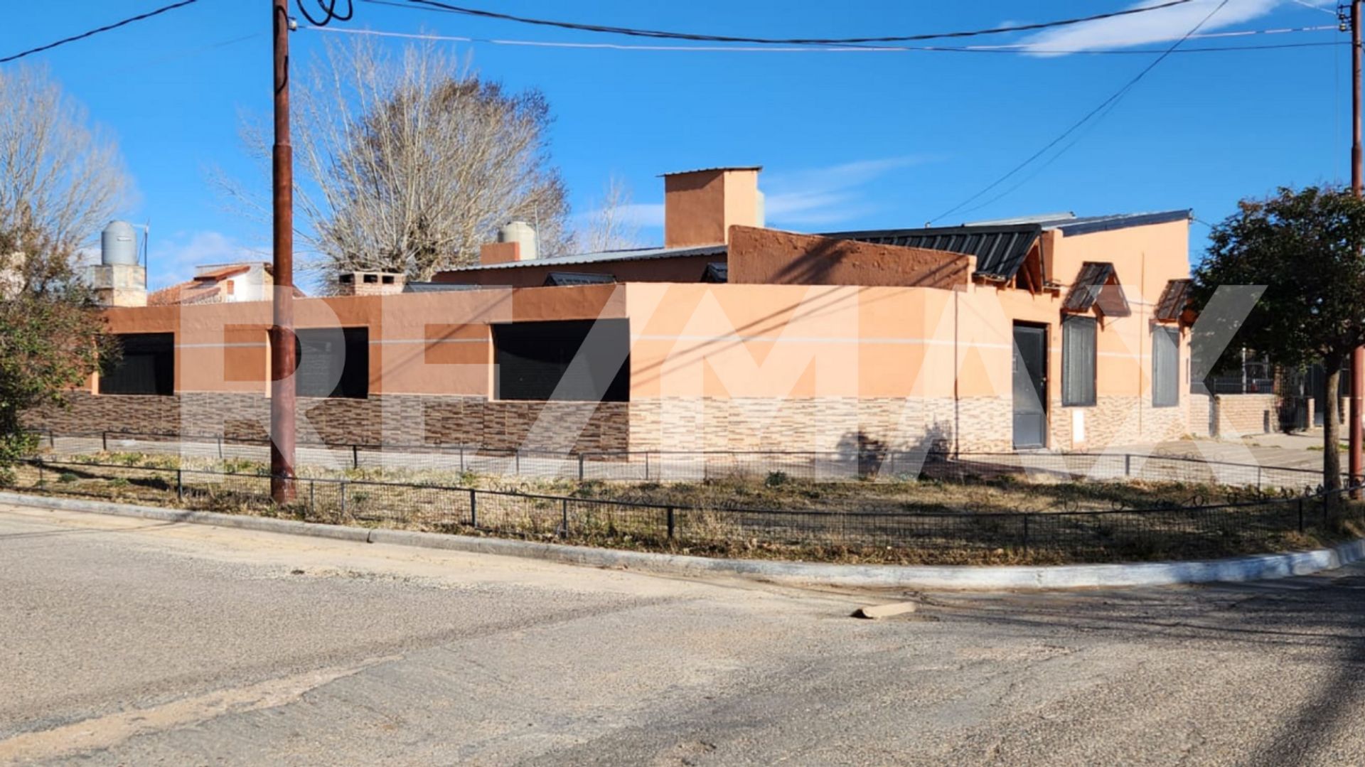 VENTA CASA 2 DORM PLAZA HUINCUL B° CENTRAL - 2
