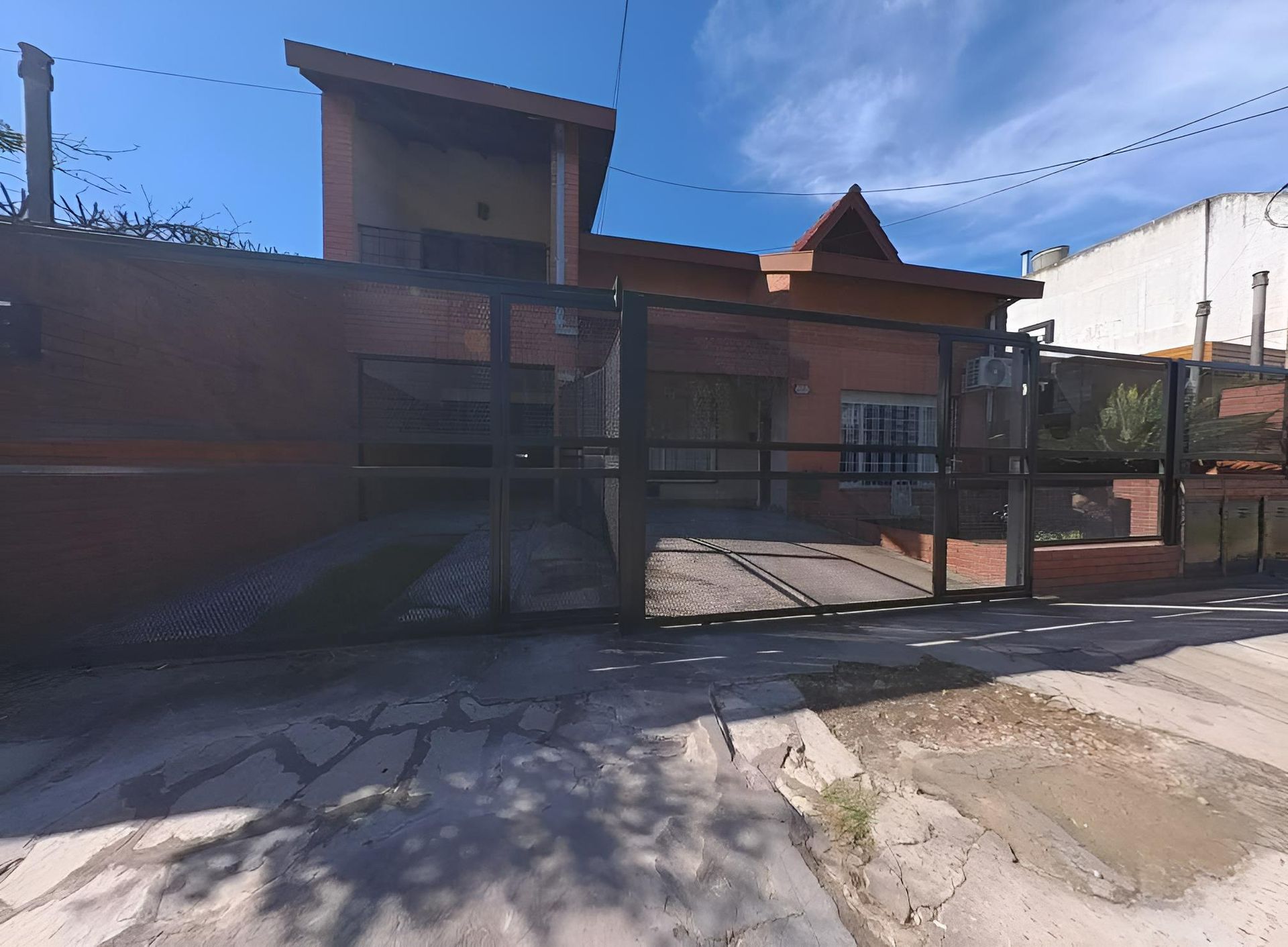 Venta de casa y 3 departamentos Hurlingham p renta - 3