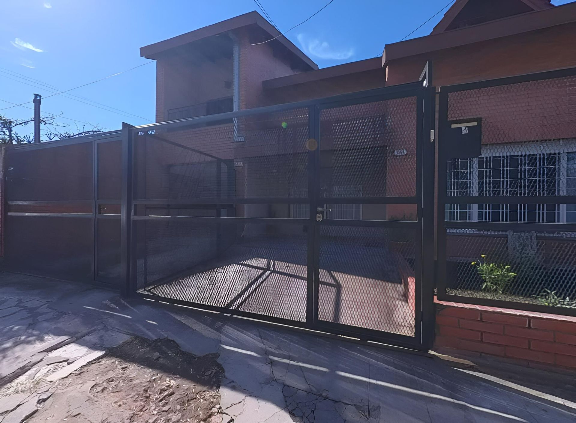 Venta de casa y 3 departamentos Hurlingham p renta - 2