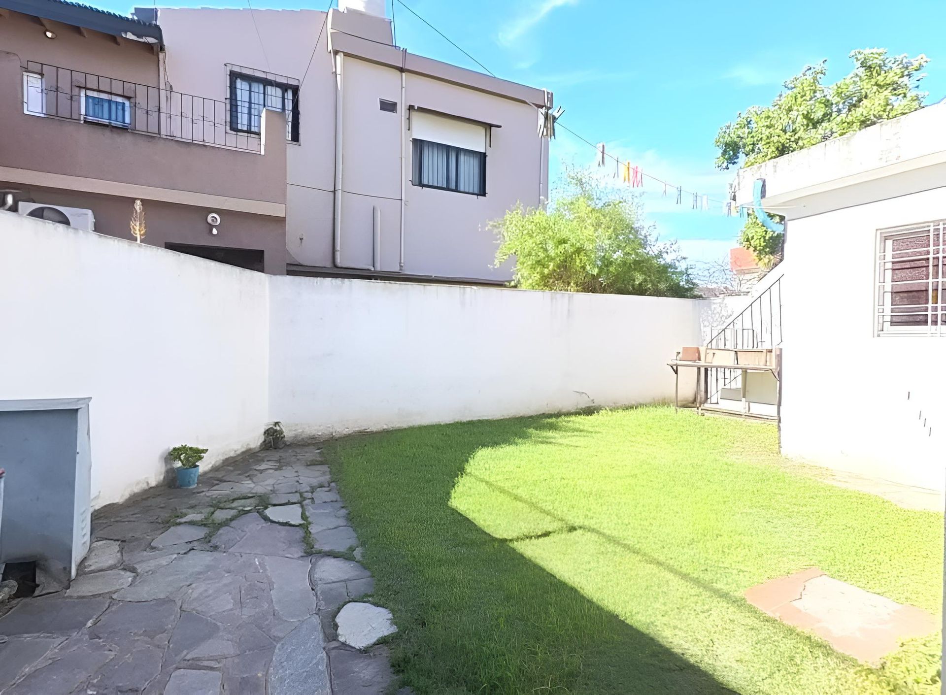 Venta de casa y 3 departamentos Hurlingham p renta - 19