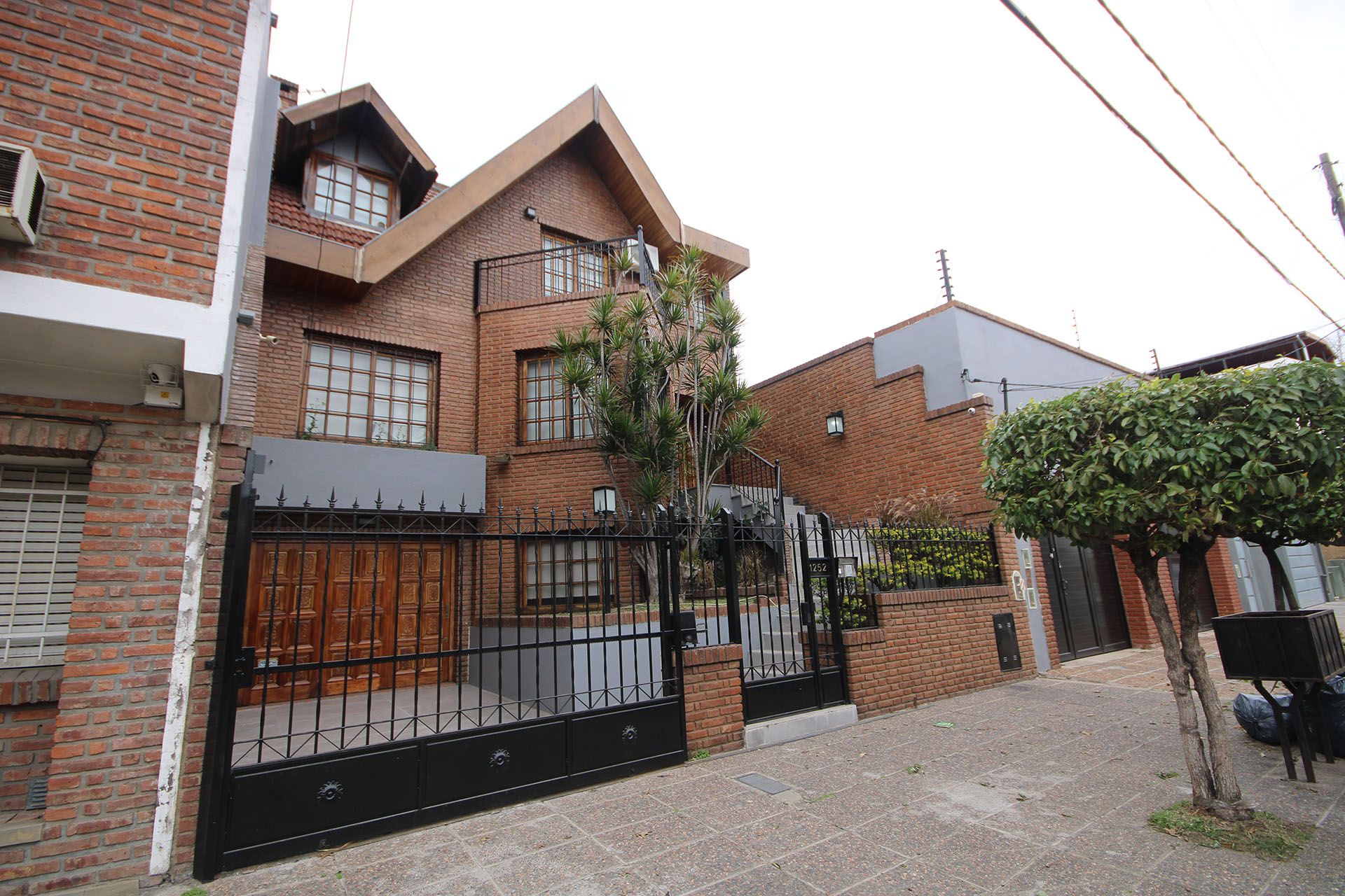 CASA EN VENTA CON PILETA EN RAMOS MEJIA - 2