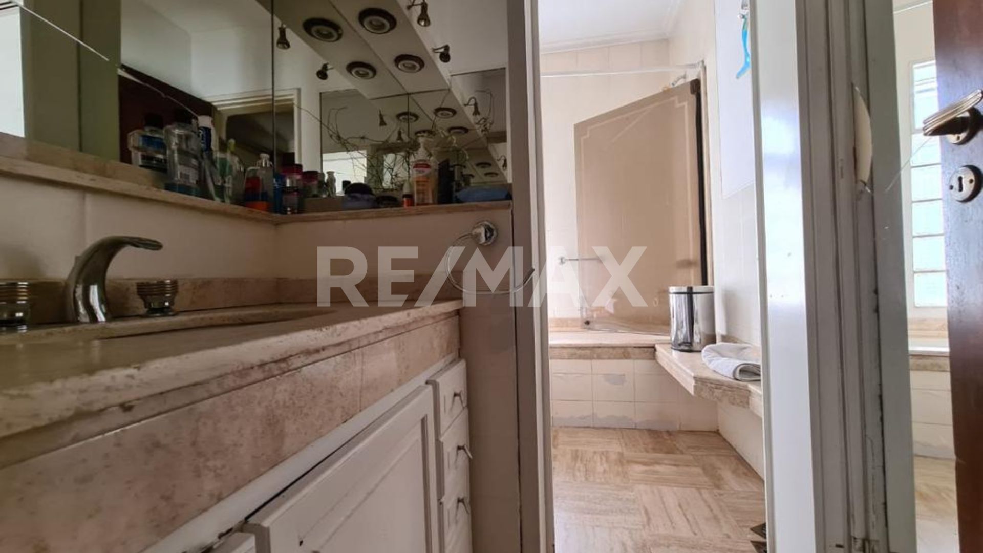 VENTA CASA 5 DORMITORIOS /LOTE APTO COMERCIAL, NQN - 11