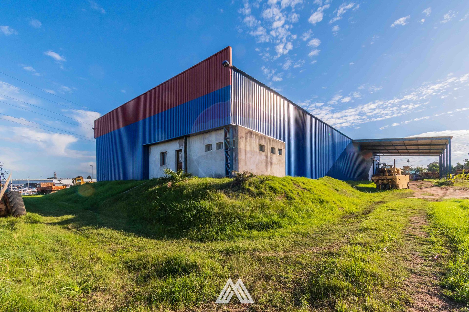 VENTA DE GRAN PREDIO CON DEPÓSITOS-OFICINAS RUTA 1 - 9