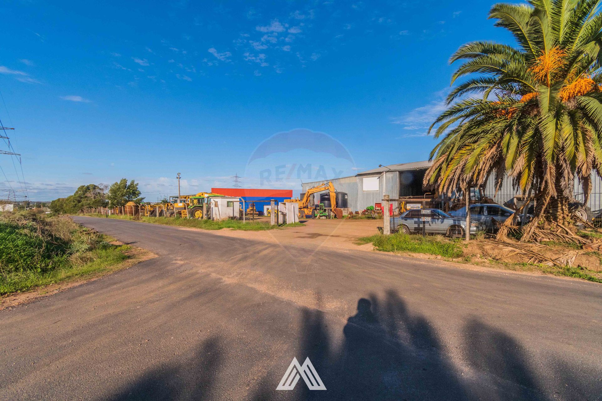 VENTA DE GRAN PREDIO CON DEPÓSITOS-OFICINAS RUTA 1 - 16