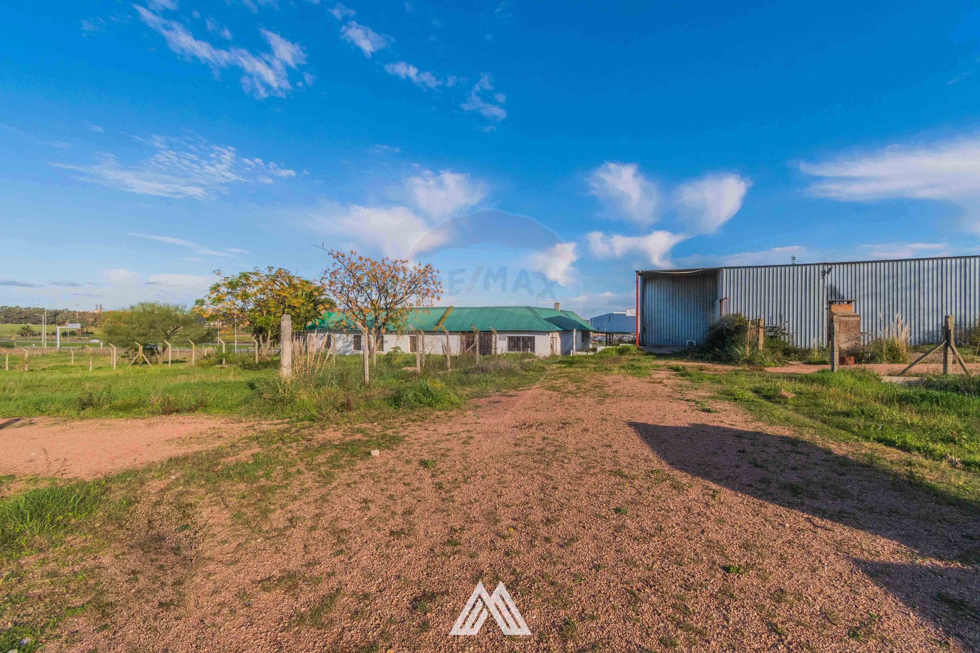 VENTA DE GRAN PREDIO CON DEPÓSITOS-OFICINAS RUTA 1 - 19