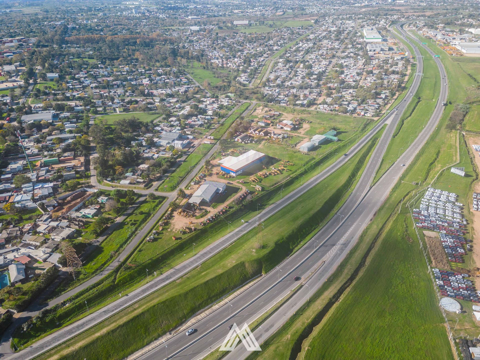 VENTA DE GRAN PREDIO CON DEPÓSITOS-OFICINAS RUTA 1 - 4