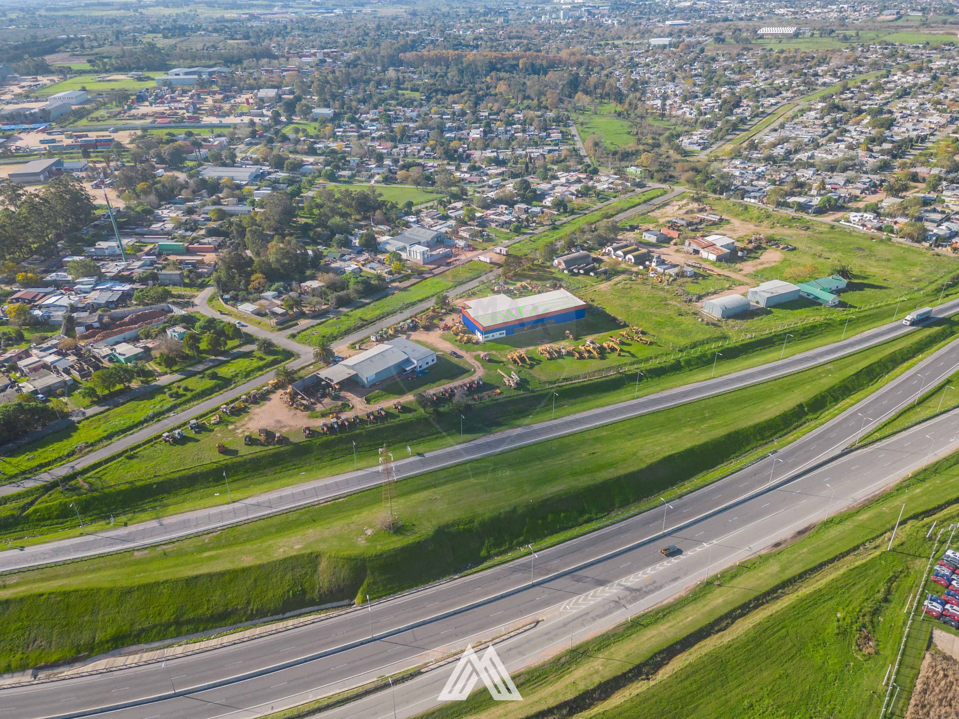 VENTA DE GRAN PREDIO CON DEPÓSITOS-OFICINAS RUTA 1 - 5
