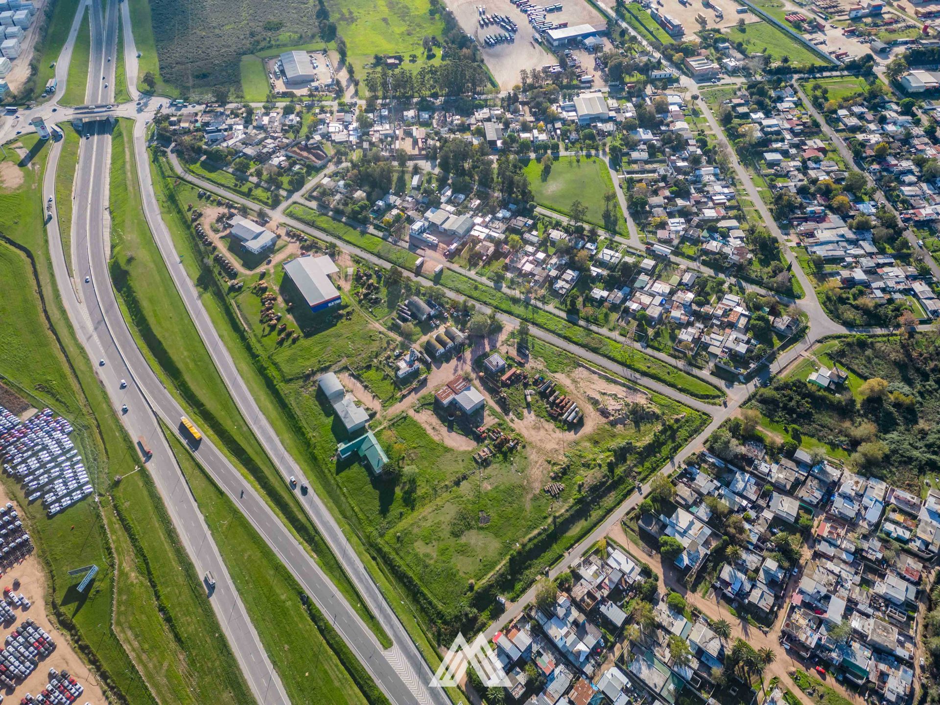 VENTA DE GRAN PREDIO CON DEPÓSITOS-OFICINAS RUTA 1 - 3