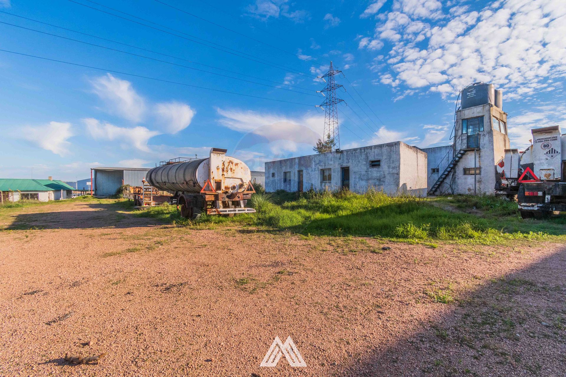 VENTA DE GRAN PREDIO CON DEPÓSITOS-OFICINAS RUTA 1 - 18
