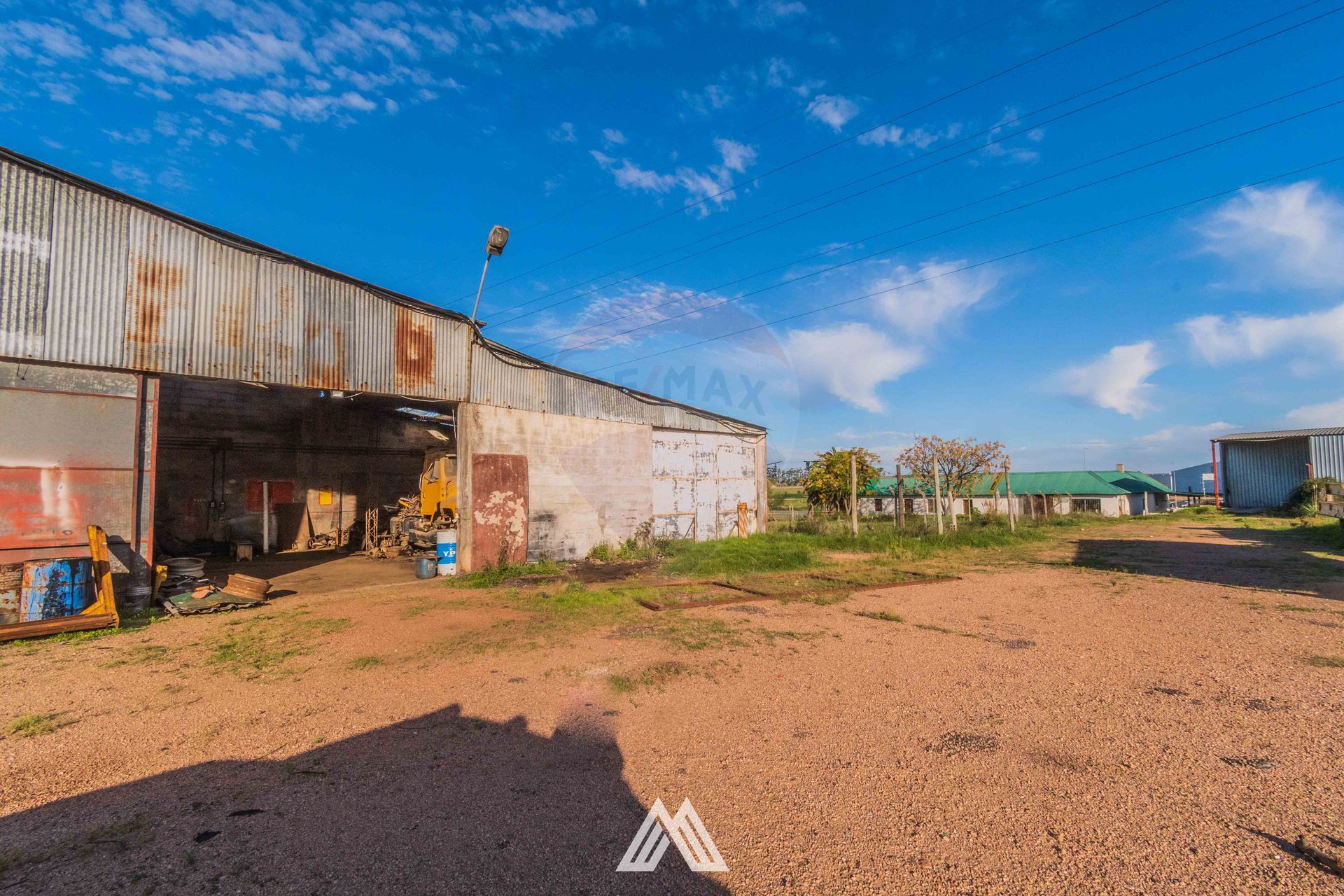 VENTA DE GRAN PREDIO CON DEPÓSITOS-OFICINAS RUTA 1 - 17