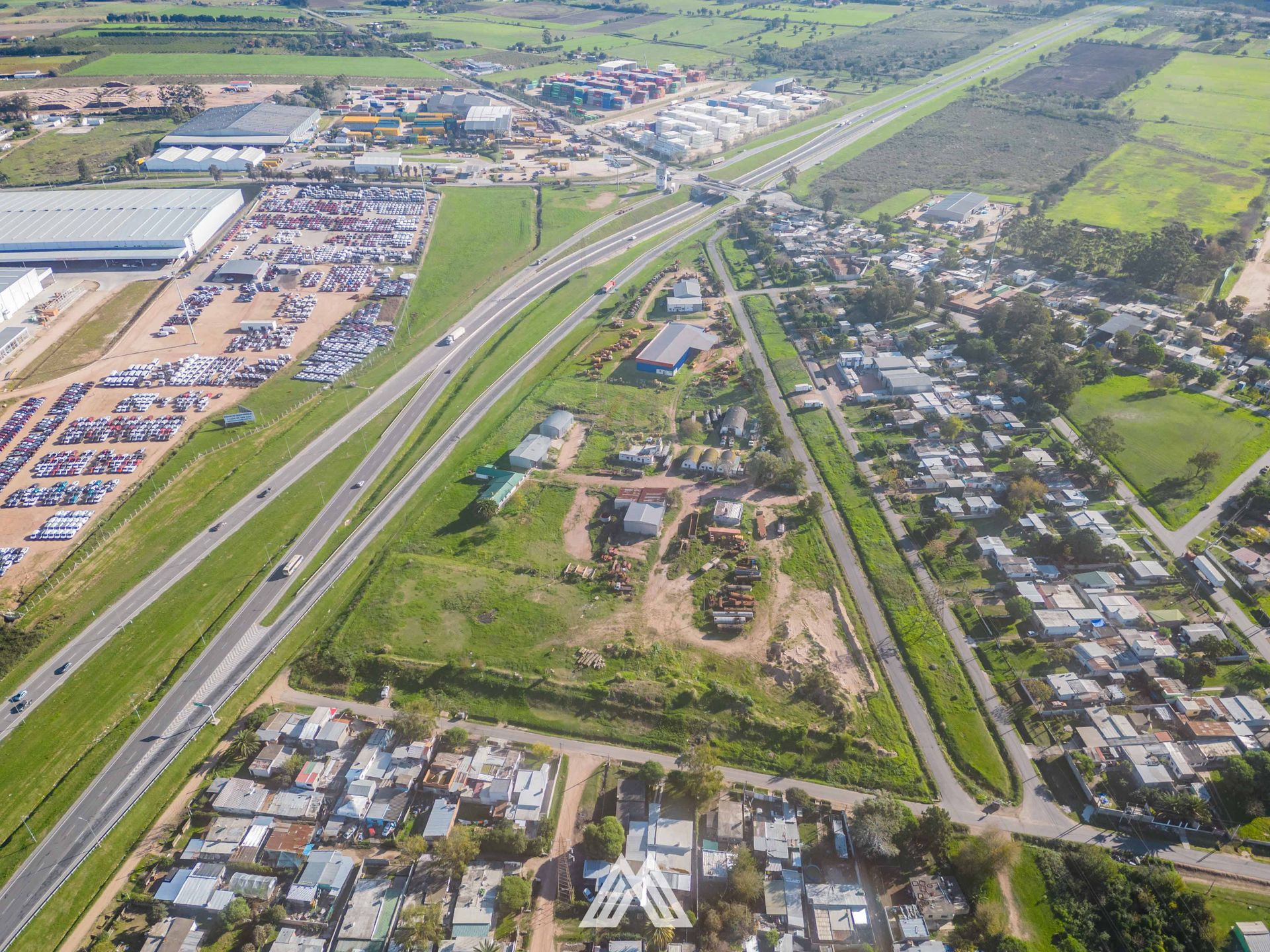 VENTA DE GRAN PREDIO CON DEPÓSITOS-OFICINAS RUTA 1 - 1