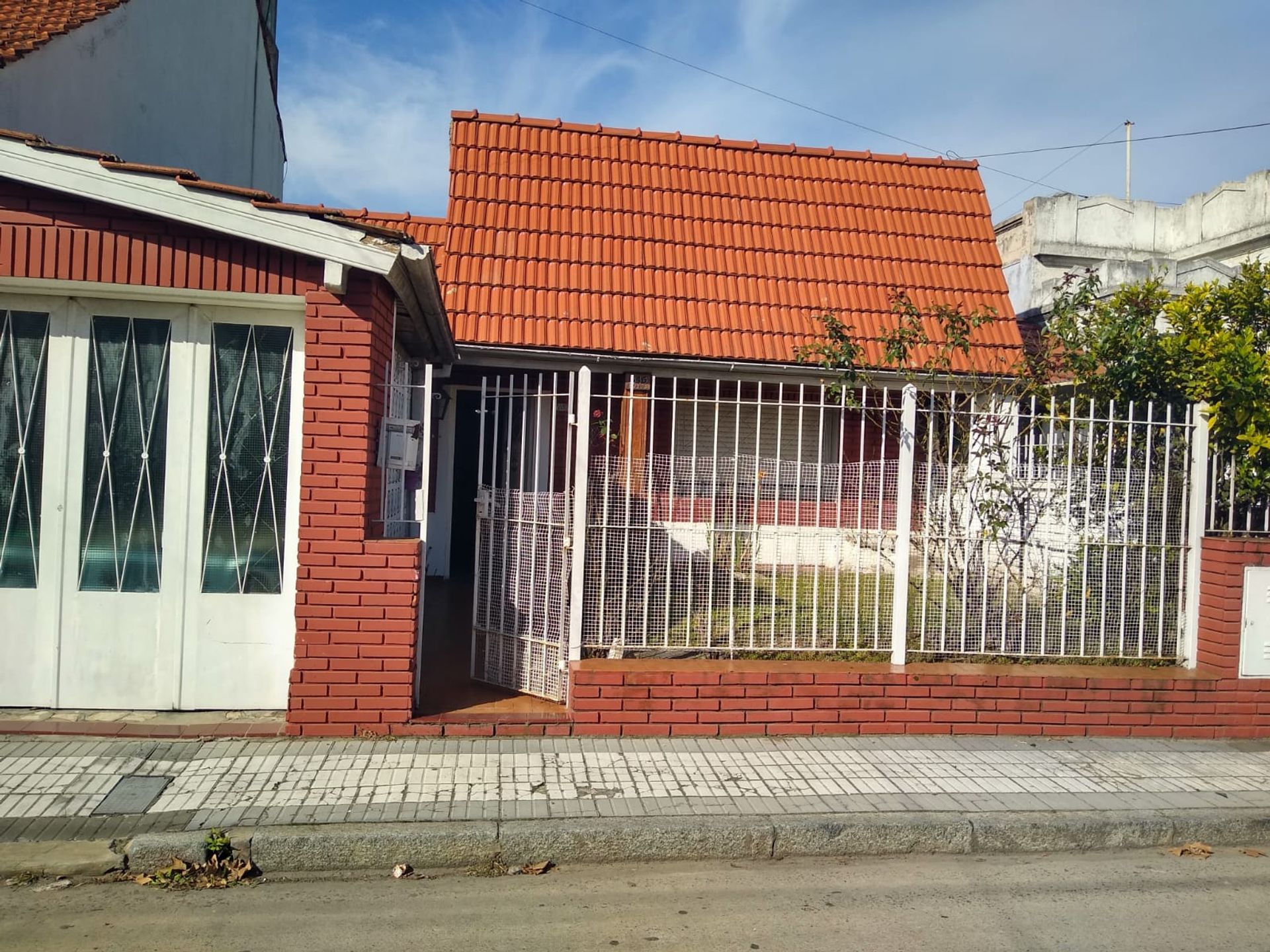 VENTA CASA 4 AMBIENTES CON COCHERA - BANFIELD - 1