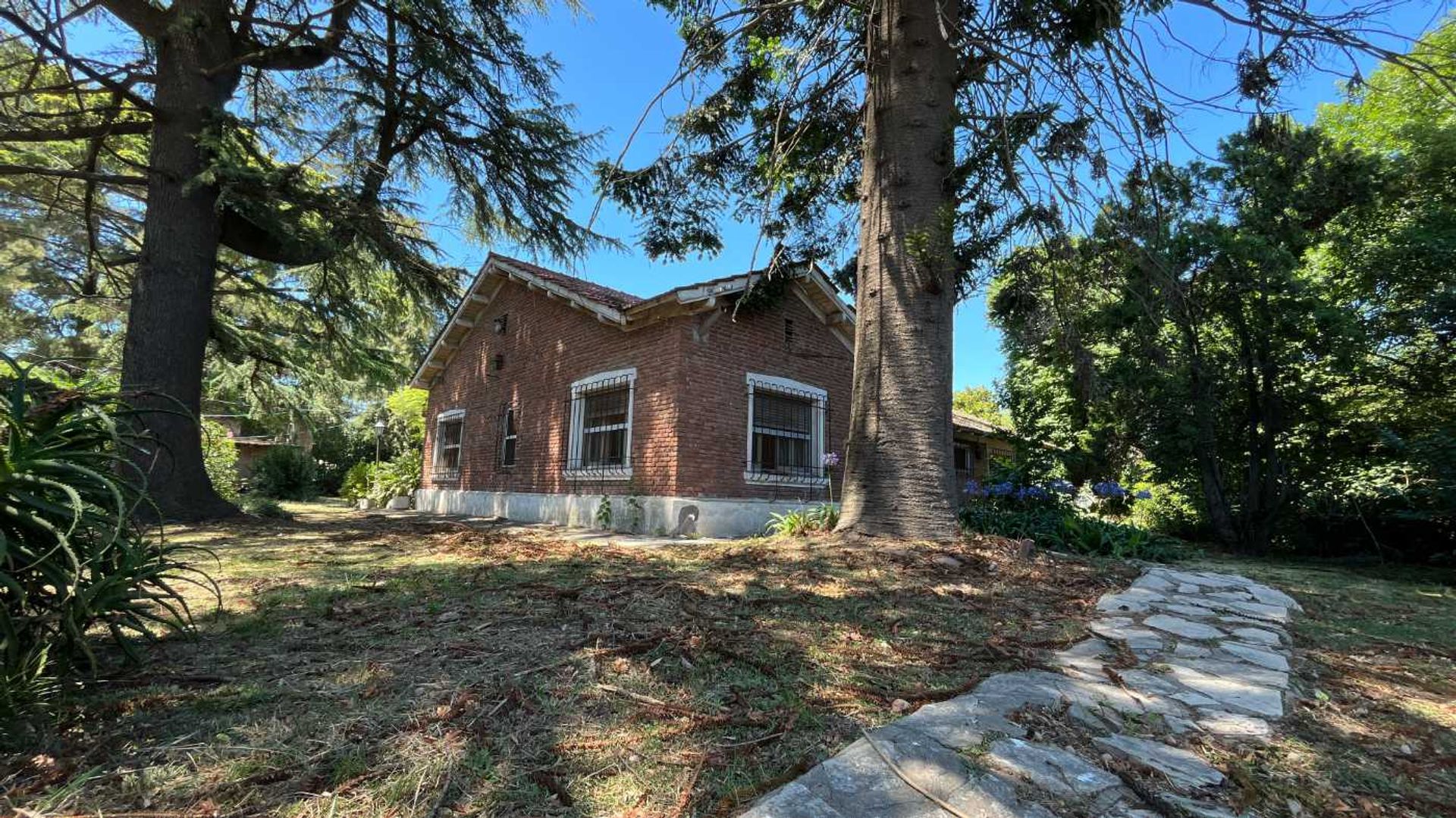 CASA 5 AMBIENTES EN VENTA LONGCHAMPS 3000mt2 - 6