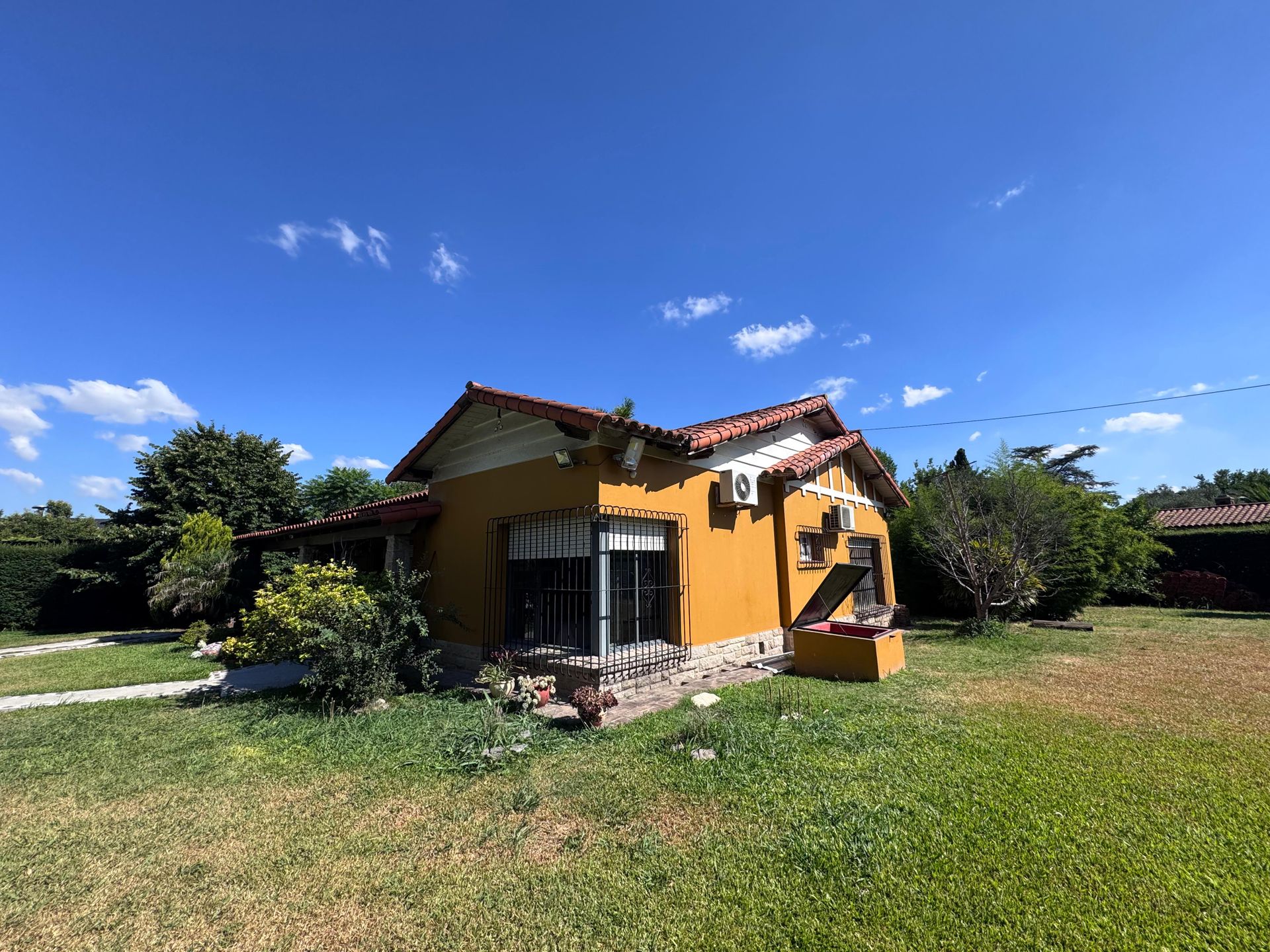 Venta de Casaquinta con Piscina en Villa Luzuriaga - 2