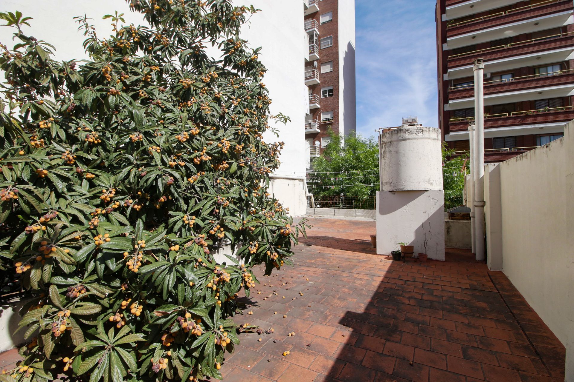 CASA EN VENTA LANUS INMEJORABLE UBICACION . - 2